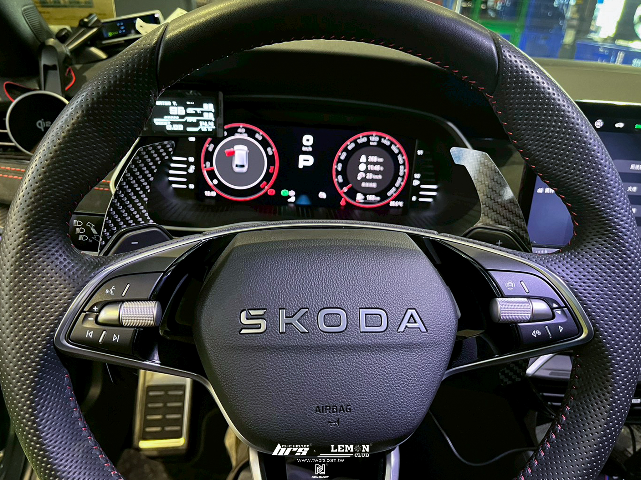 Skoda Octavia MK4.5 安裝 FD EVO多功能數位顯示器+碳纖維方向盤撥片