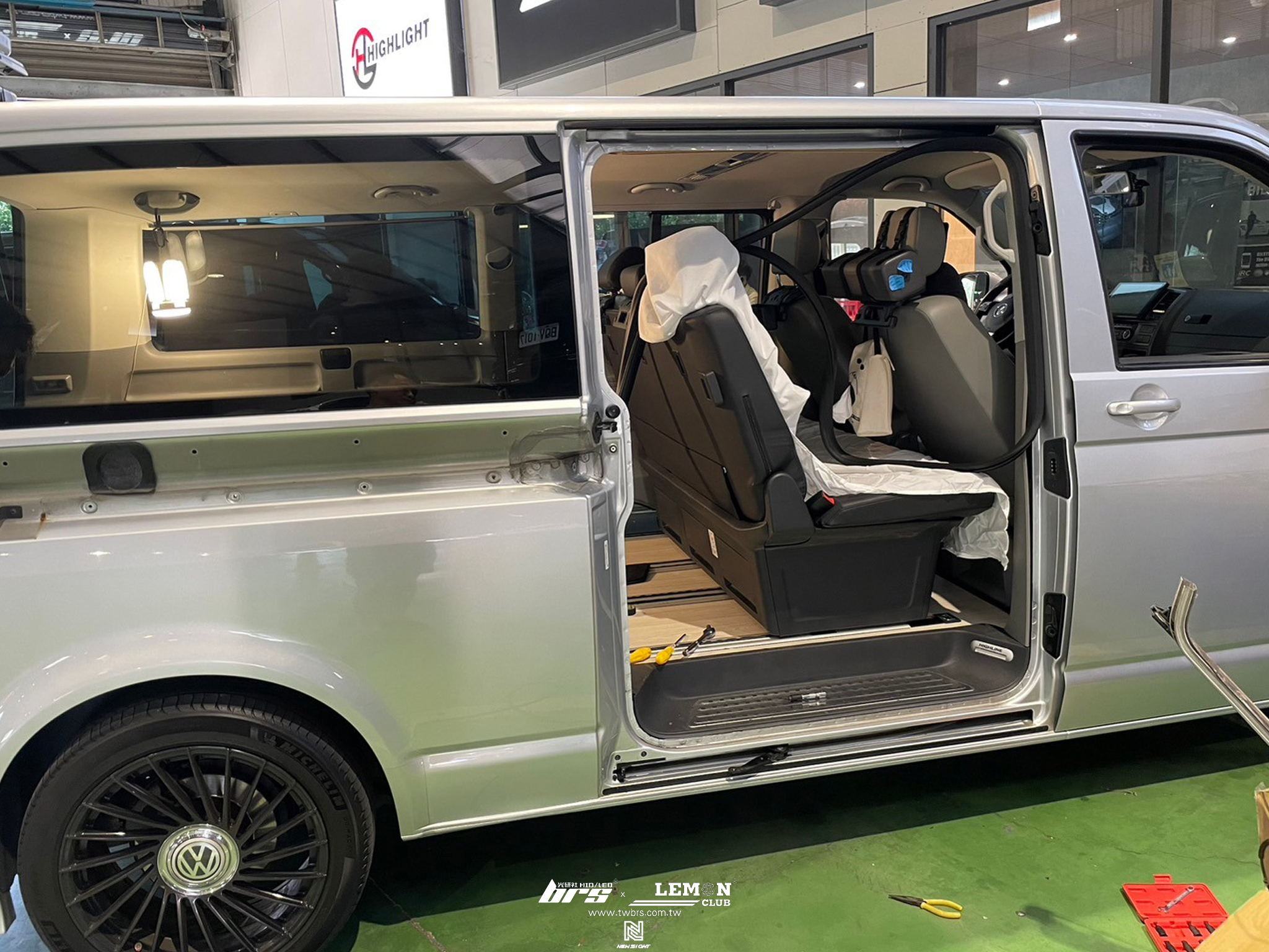 Volkswagen T5 Caravelle 安裝 原廠電動中門