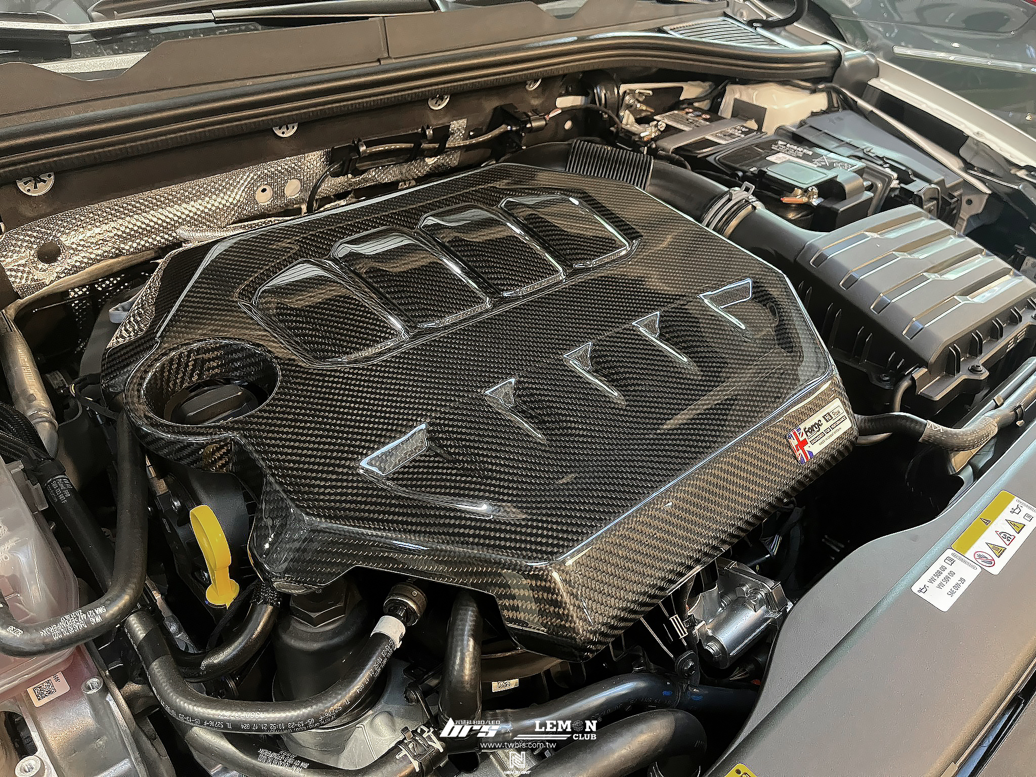 Volkswagen Golf 8 GTI 安裝 EA888 碳纖維引擎上蓋