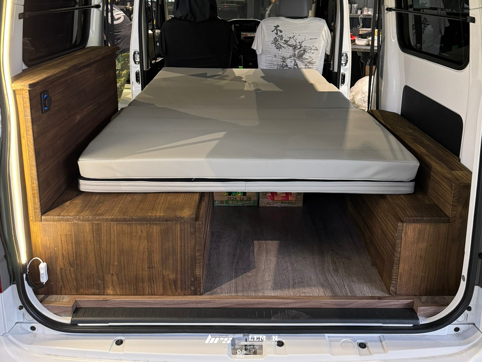 Toyota Town Ace 安裝 床椅底座+三折床椅