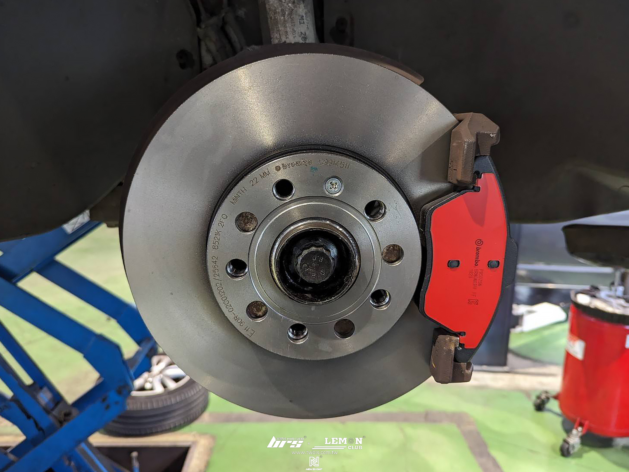 Volkswagen Touran 保養(eni i-Sint 5W30+原廠機油芯+洩油螺絲)+Brembo288x25x49前碟盤+Brembo前來令片(紅皮)