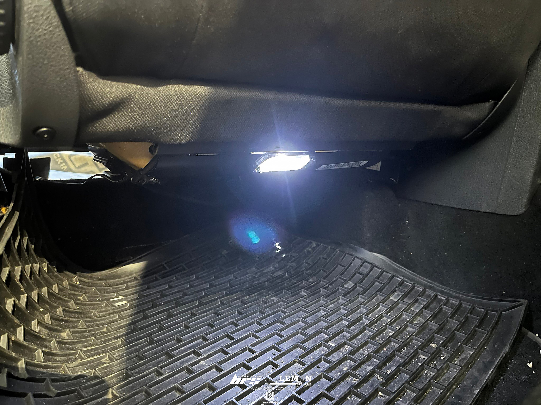 Volkswagen Golf Plus 安裝 後座腳窩燈