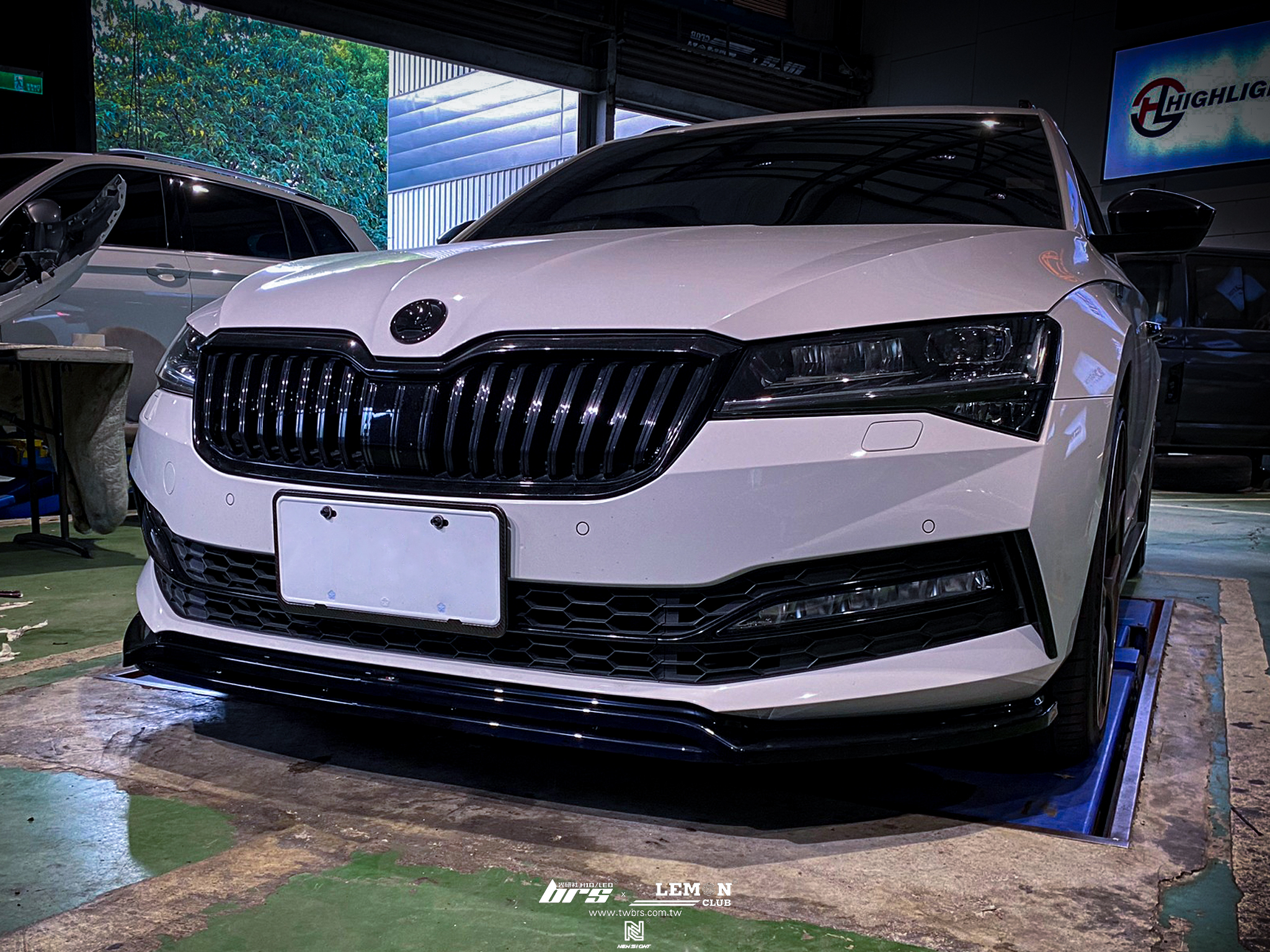 Skoda Superb 安裝 MAXTON 前下巴
