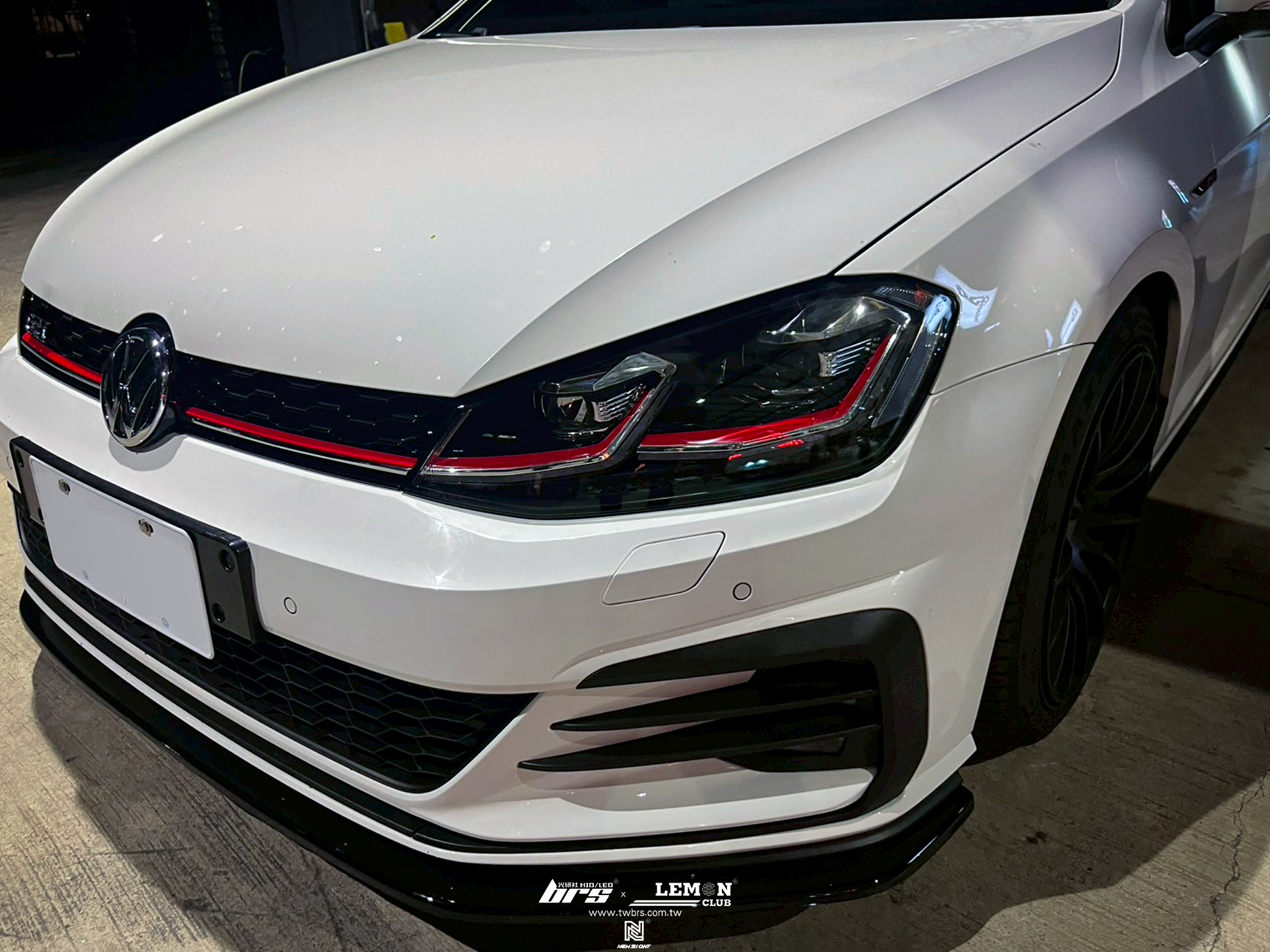 Volkswagen Golf 7 安裝 副廠7改7.5 GTI 前保桿+副廠7改7.5式樣紅線魚眼大燈總成