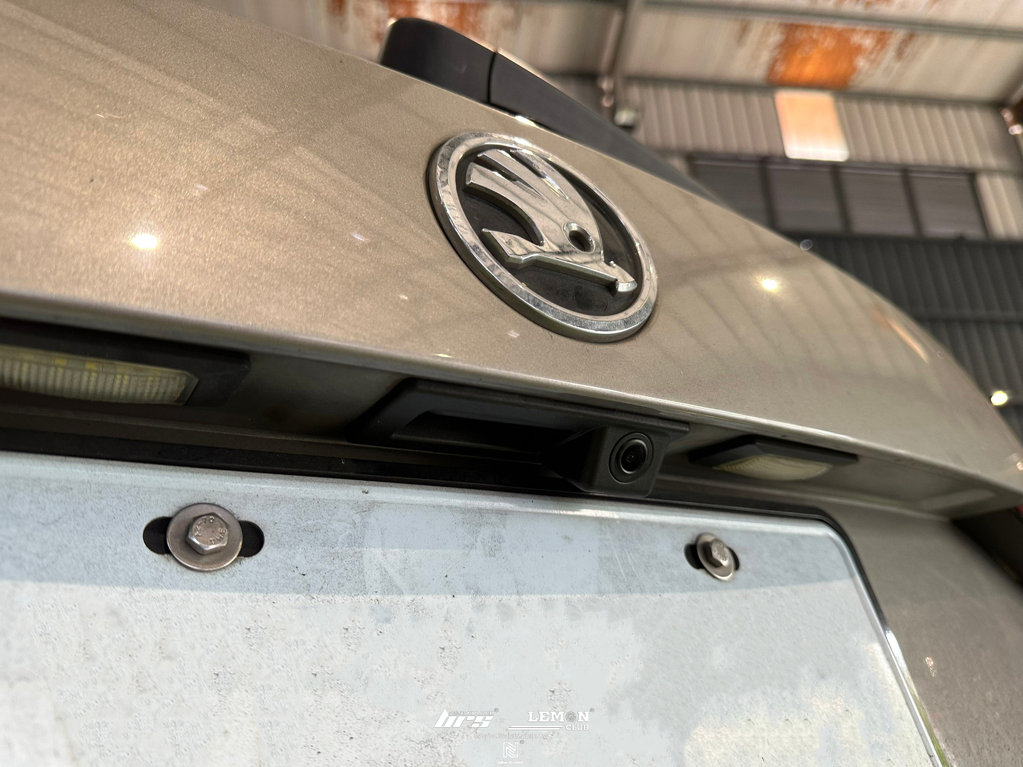 Skoda Superb 安裝 MIB主機專用把手式倒車鏡頭