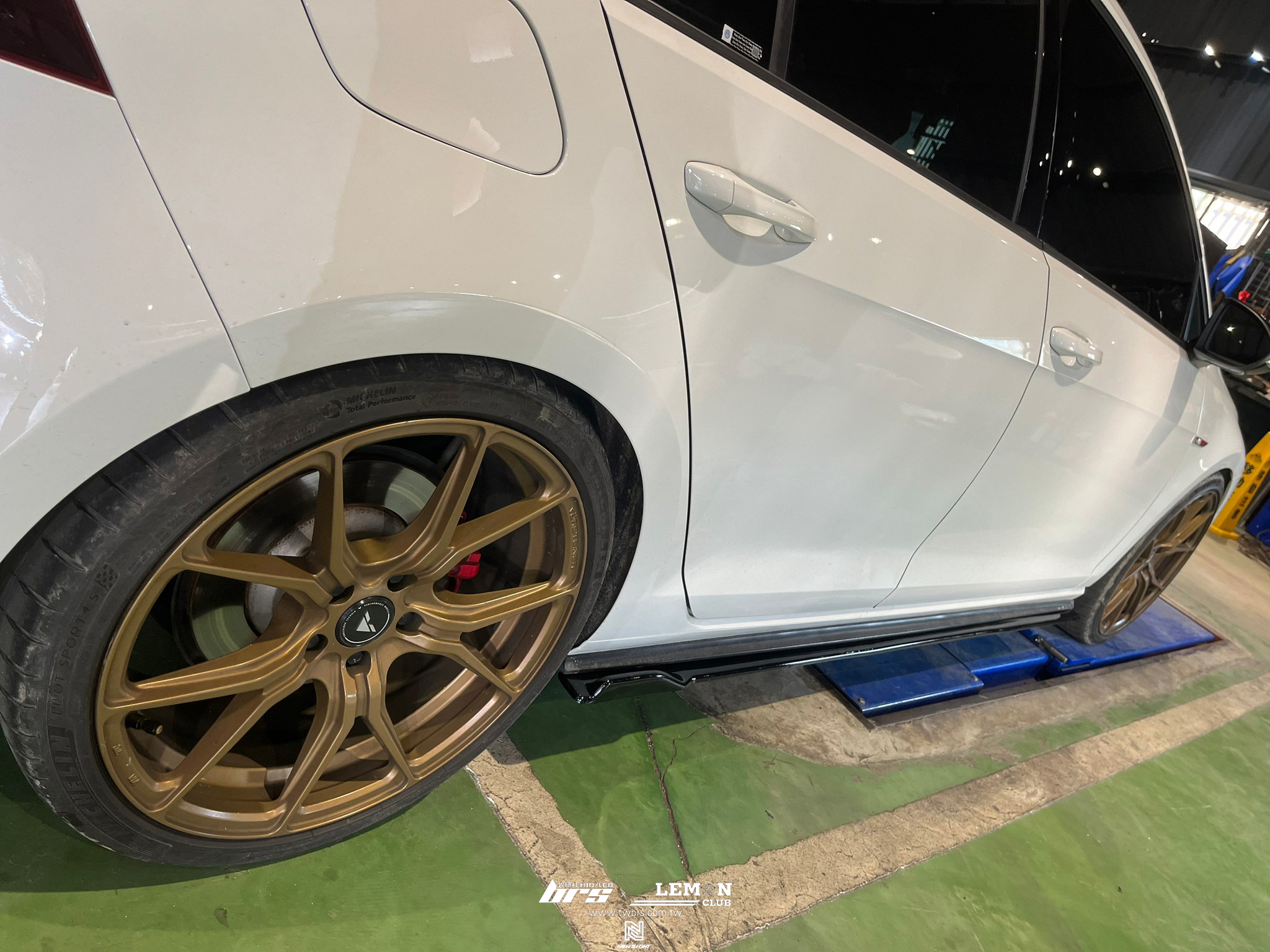 Volkswagen Golf 7 GTI 安裝 類MAX側裙