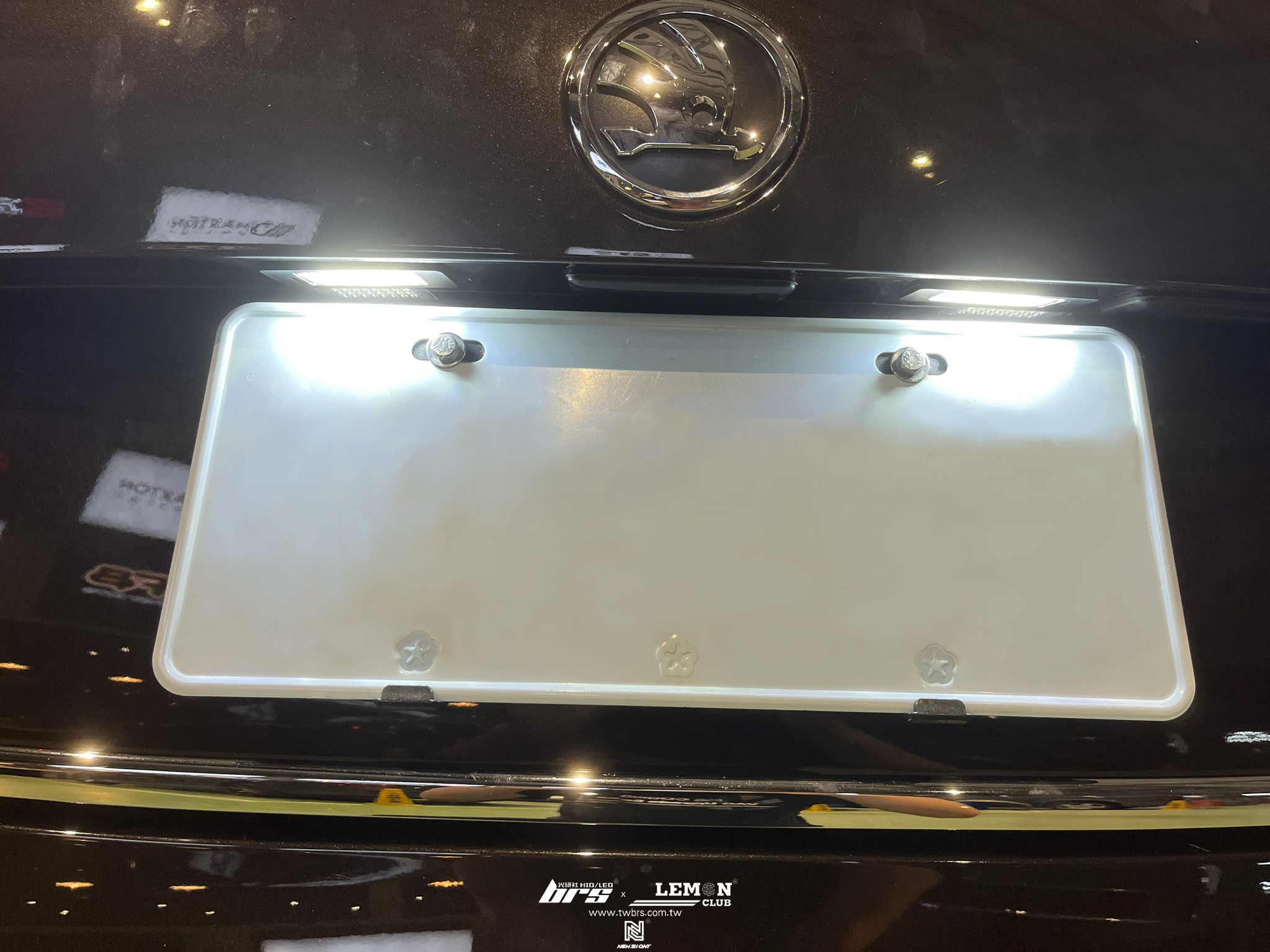 Skoda Superb 安裝 VAG牌照燈