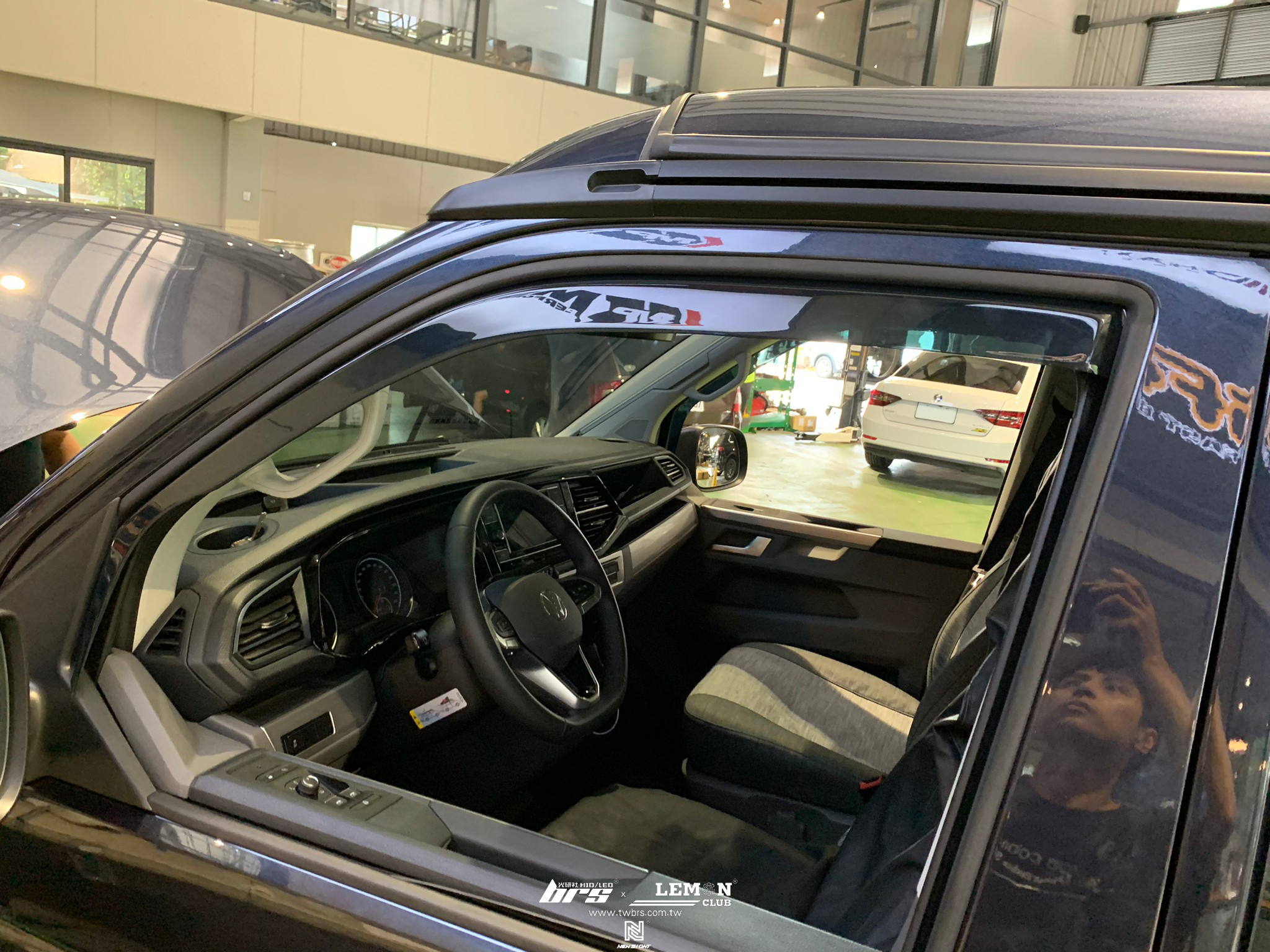 Volkswagen T6.1 安裝 專用煞車總泵頂桿+專用崁入式晴雨窗+怠速熄火啟停自動關閉器