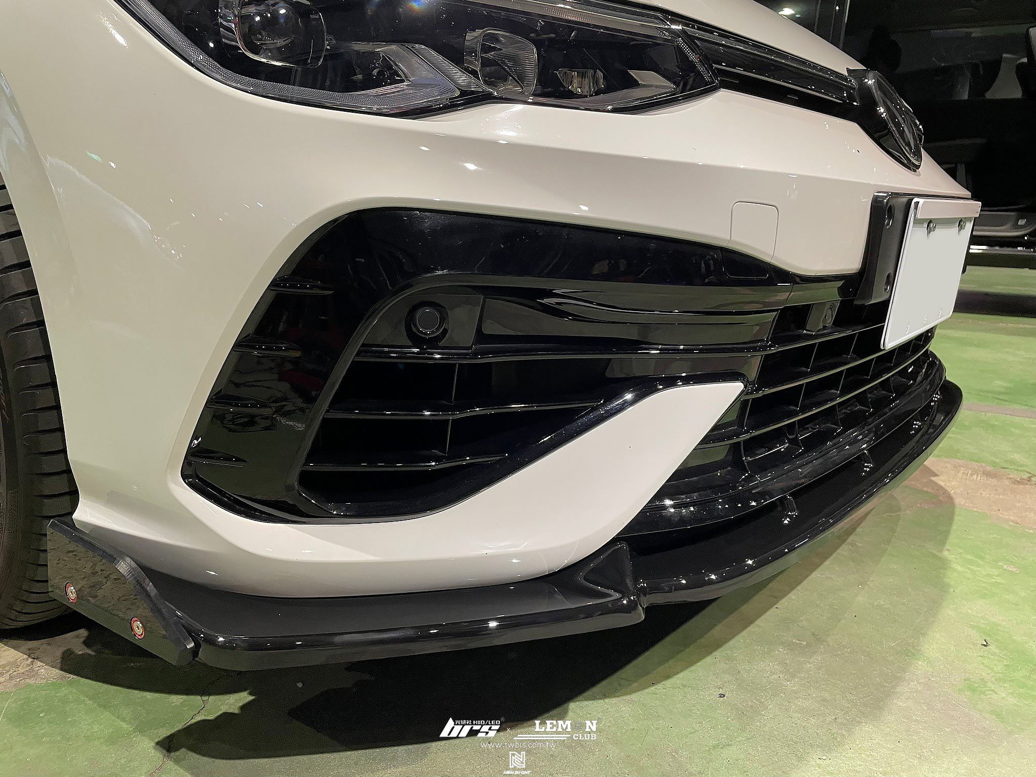 Volkswagen Golf 8 安裝 類MAX前下巴