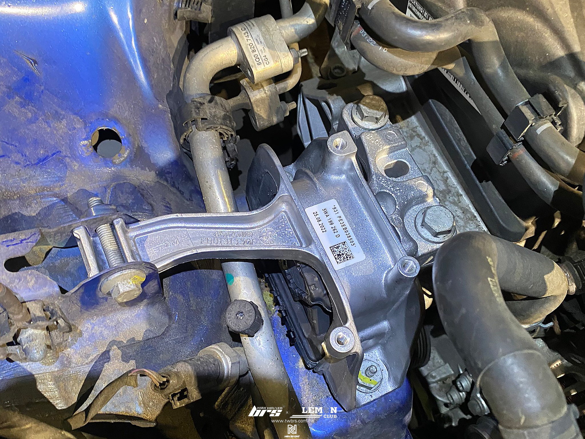 Skoda Octavia 保養(引擎腳+變速箱腳+原廠火星塞+外皮帶+外皮帶張緊惰輪)