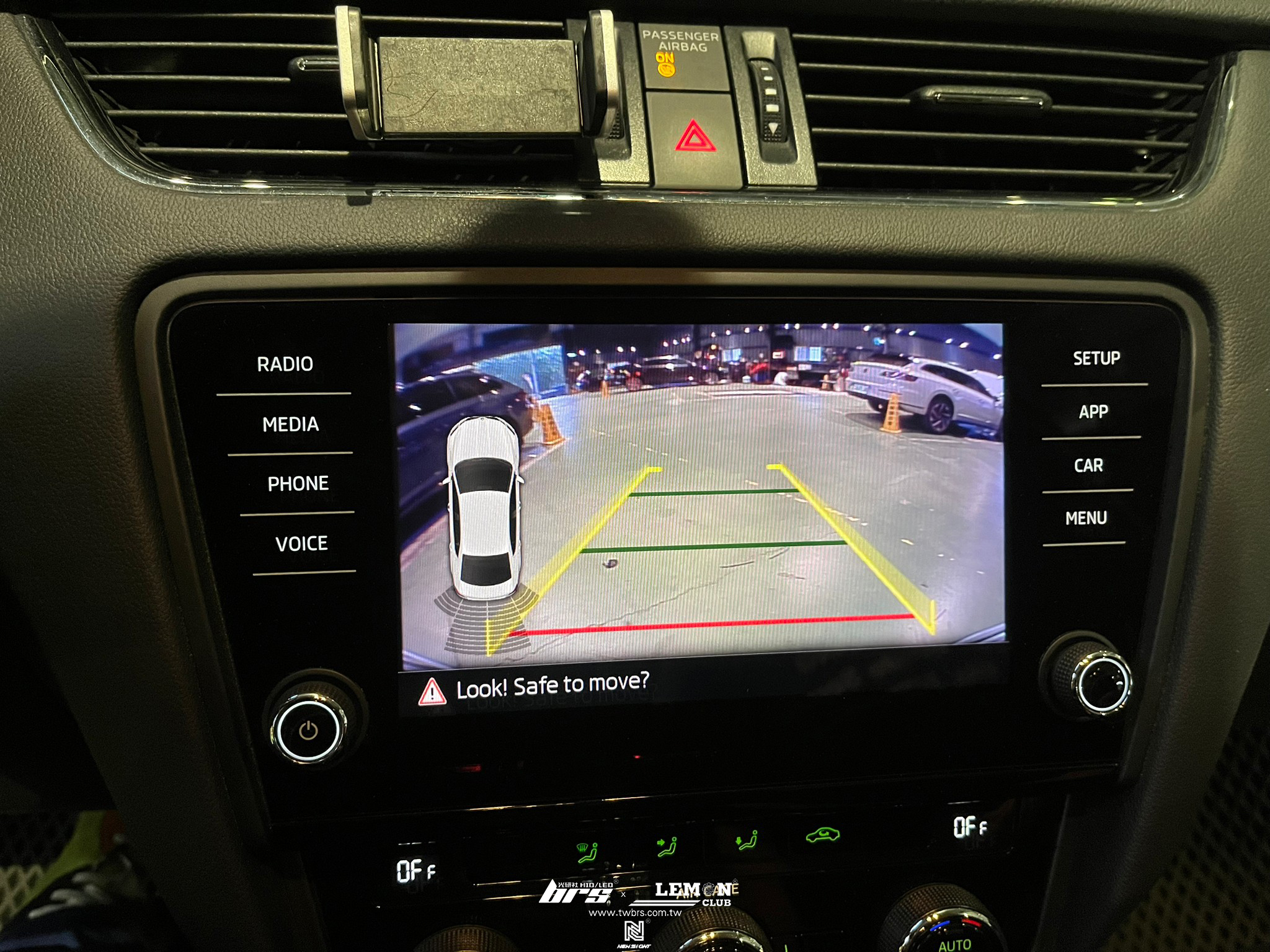 Skoda Octavia 安裝 把手式倒車顯影鏡頭(軌跡版)