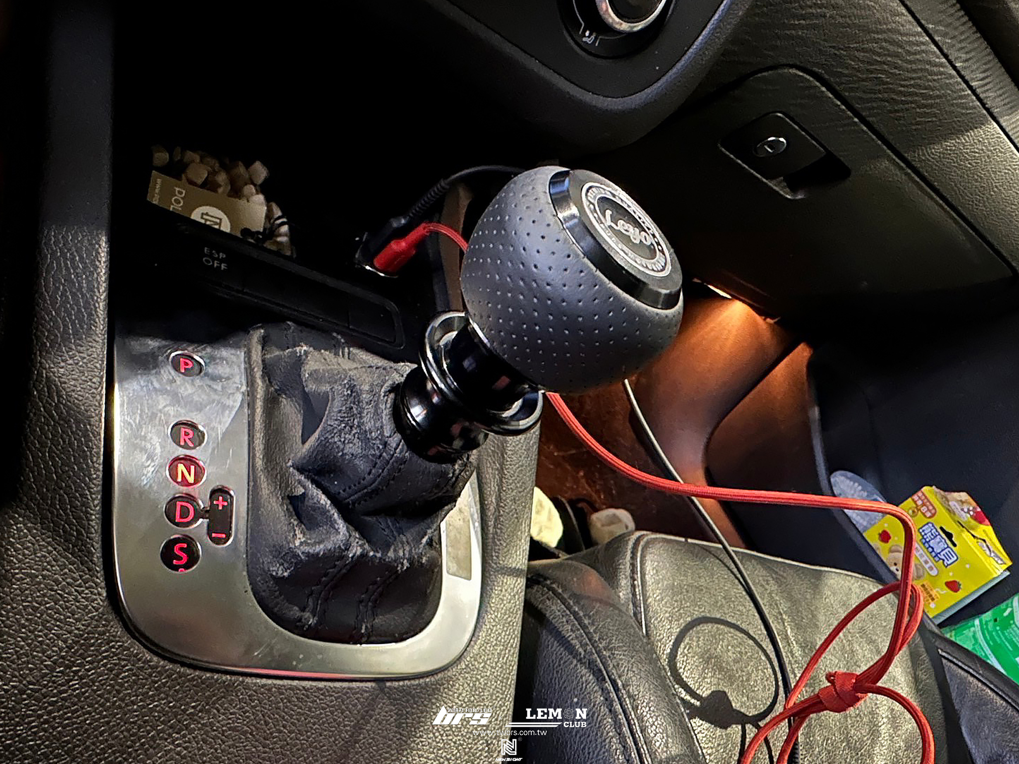 Volkswagen Golf 5 安裝 Leyo 皮革自排排檔頭