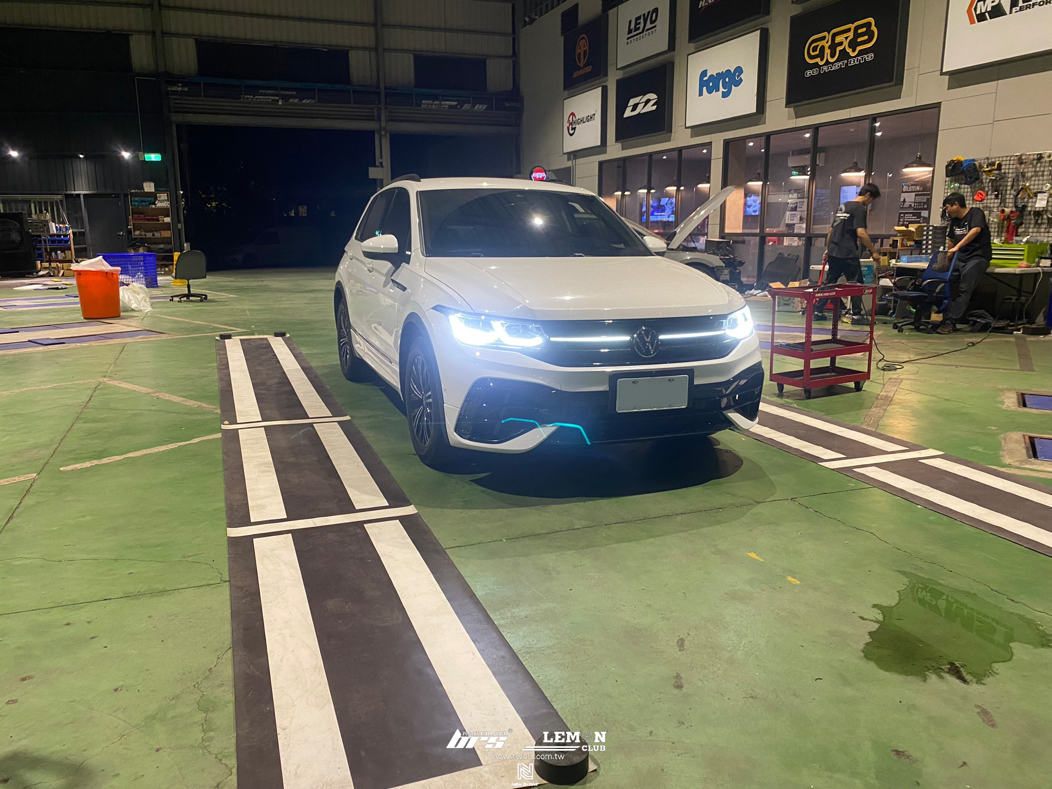 Volkswagen New Tiguan 安裝 副廠R前保桿+副廠R後保桿+副廠R門下飾板(四門)+原廠R四輪輪弧+保桿防跳石網+環景校正