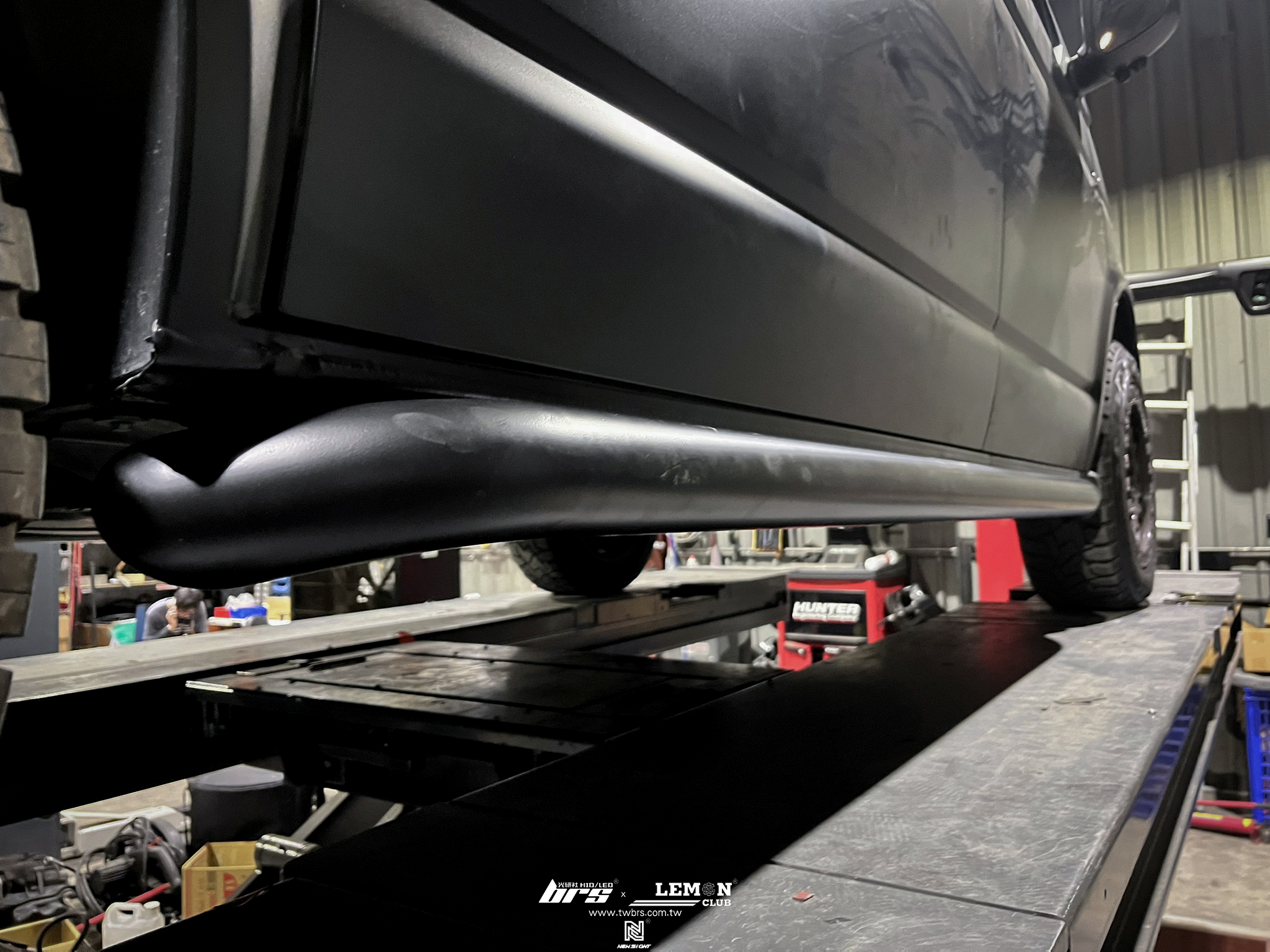 Volkswagen T6 安裝 圓形側邊防撞桿-短軸