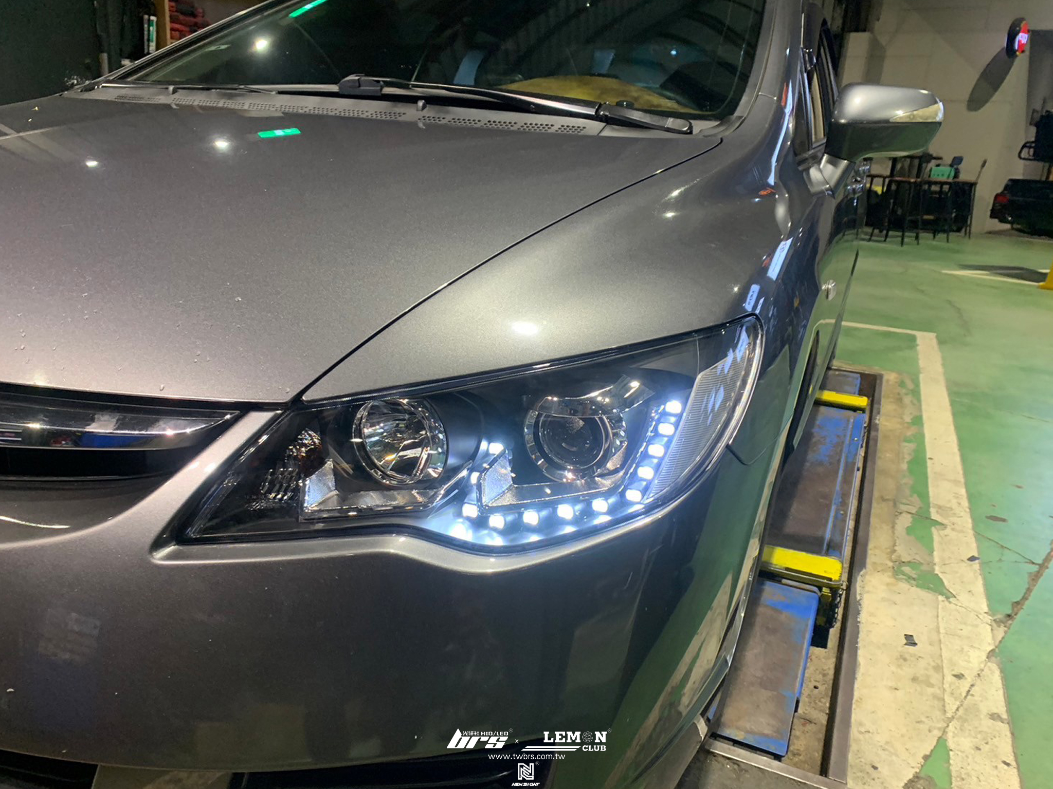 Honda Civic 安裝 類R8大燈總成