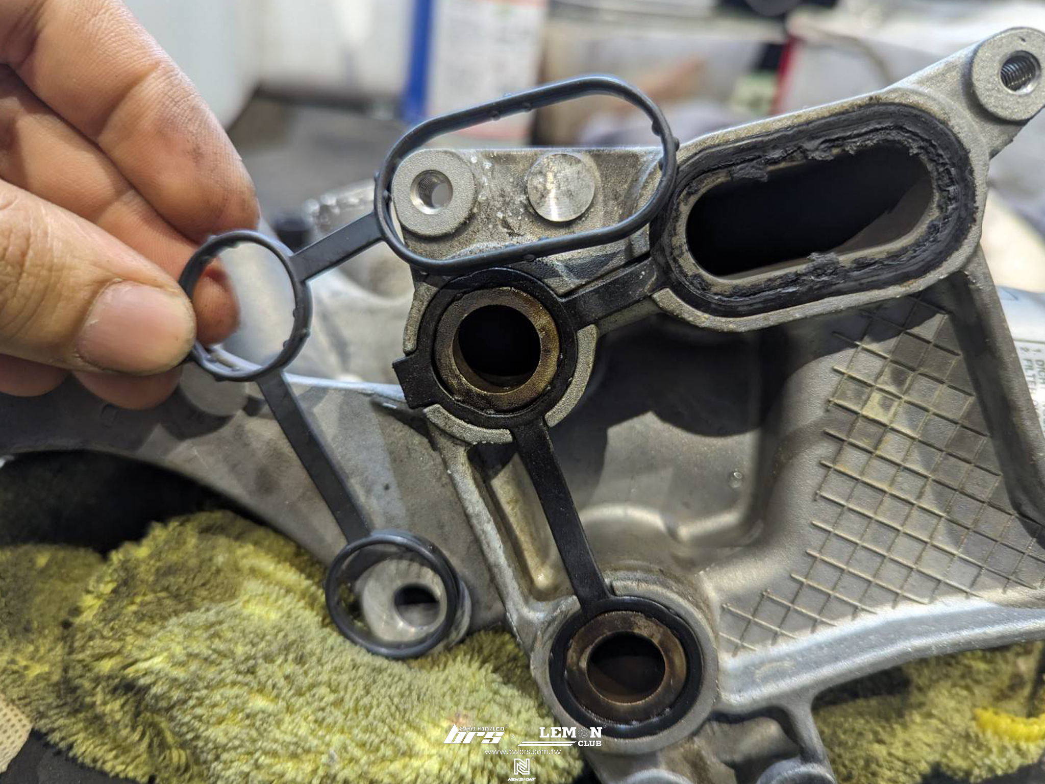 Skoda Octavia 保養(冷卻器油封+發電機支架墊片+發電機固定襯套+機油芯座回油管銅墊片+原廠G12水箱精+)+Brembo280x22前碟盤+Brembo前來令片(紅皮)+副廠倒車鏡頭