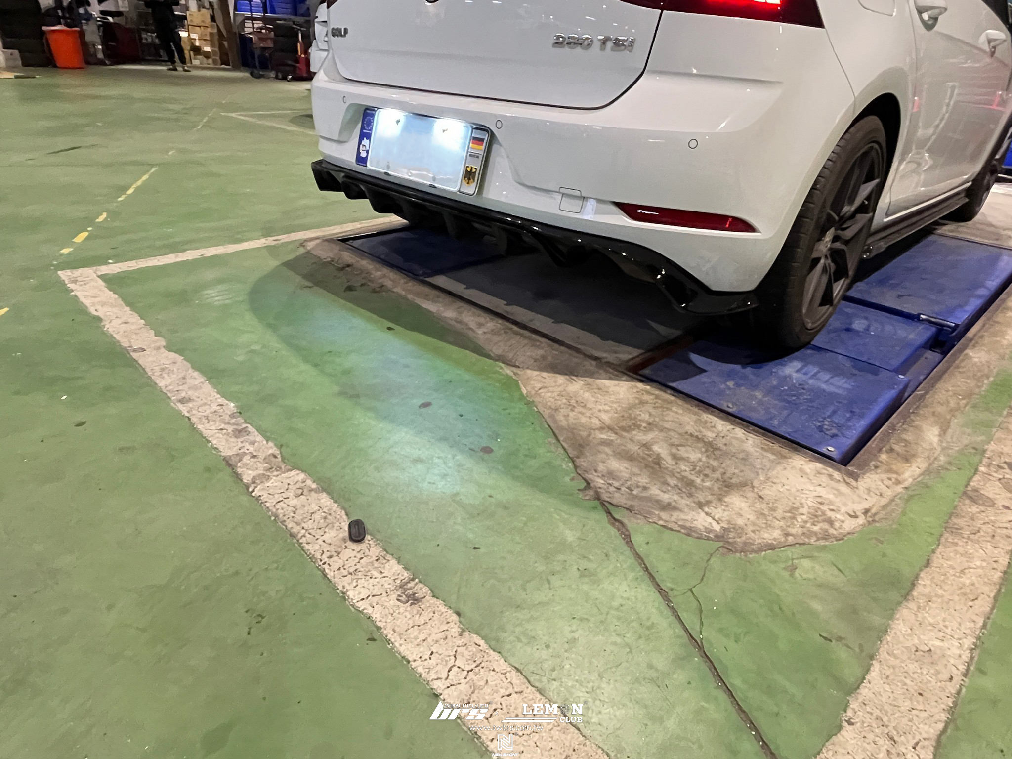 Volkswagen Golf 7.5 安裝 TCR後下擾流+GTI 多功能方向盤帶換檔撥片+Leyo透明換檔撥片