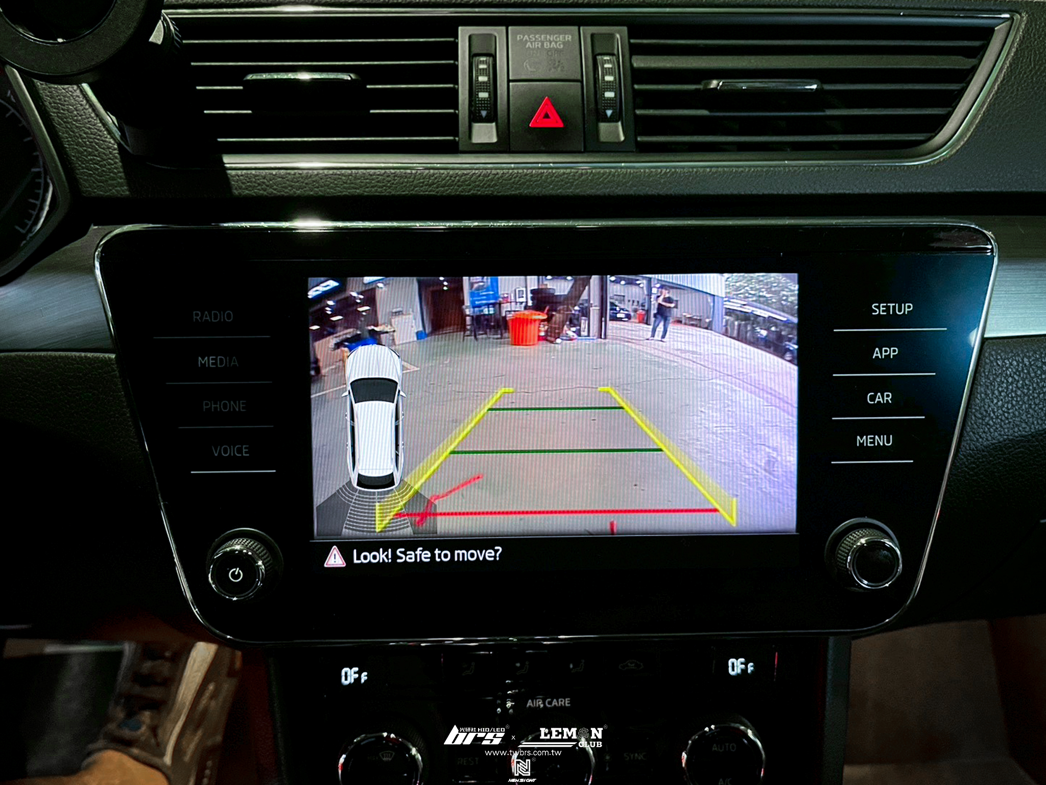 Skoda Superb 安裝 MIB主機專用把手式倒車鏡頭-軌跡版