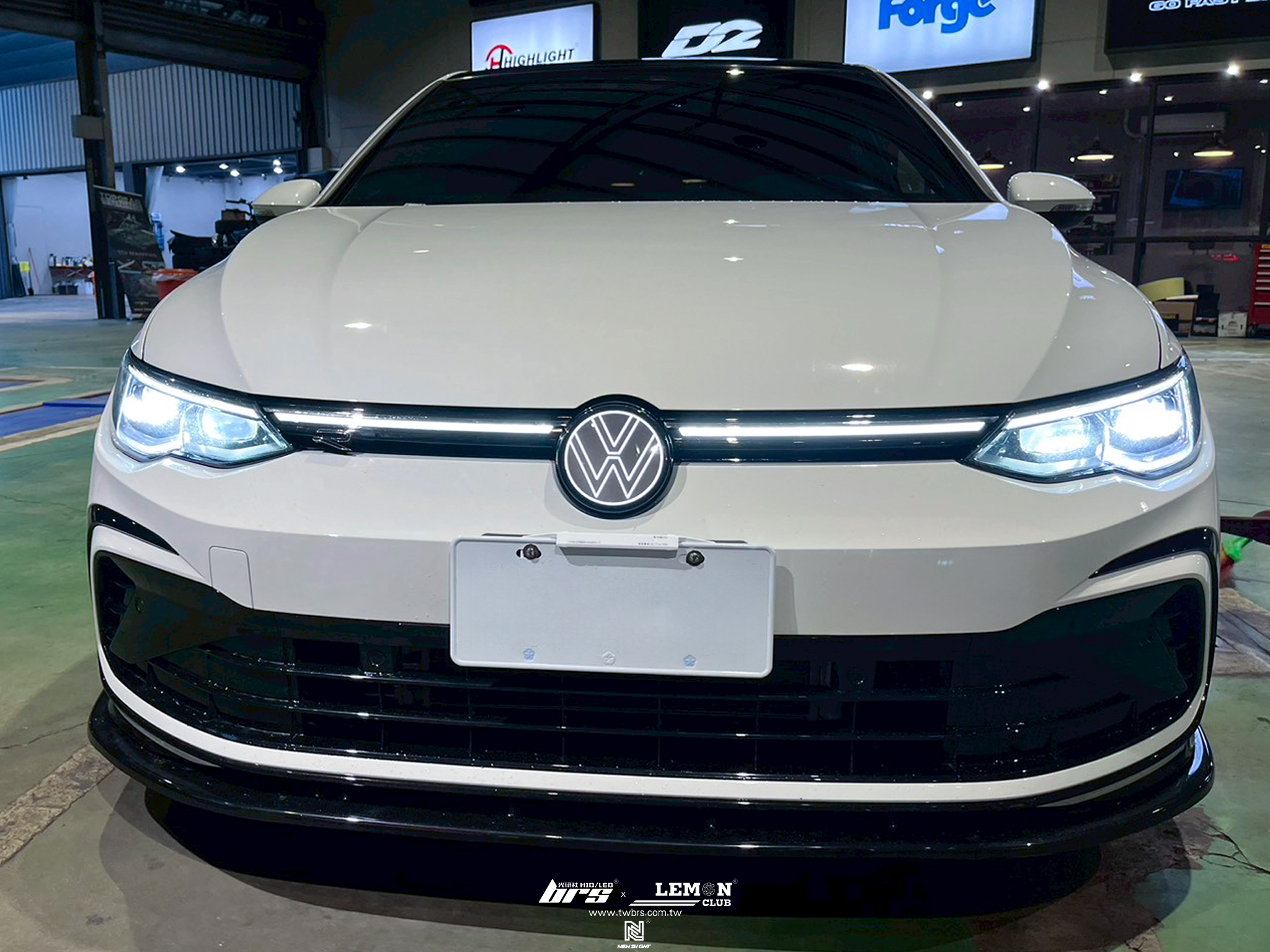 Volkswagen Golf 8 安裝 發光廠徽