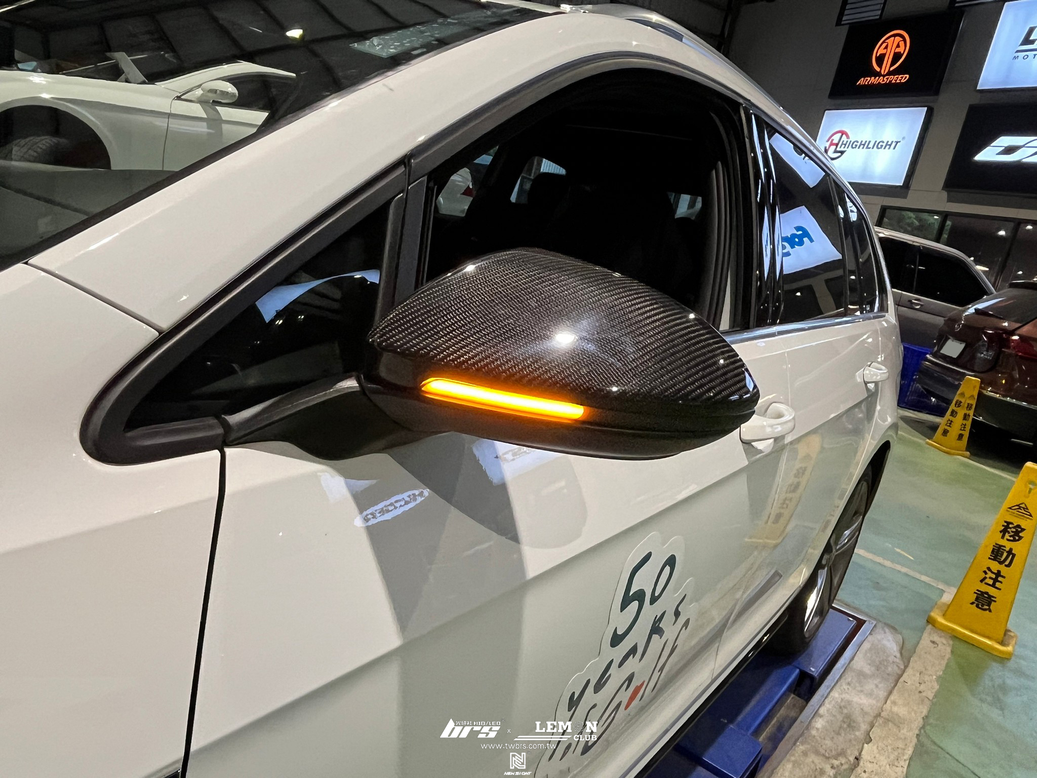 Volkswagen Golf 7.5 Variant 安裝 車道保持+R 前保桿套件+TCR尾翼+後視鏡流水方向燈+碳纖維後視鏡蓋