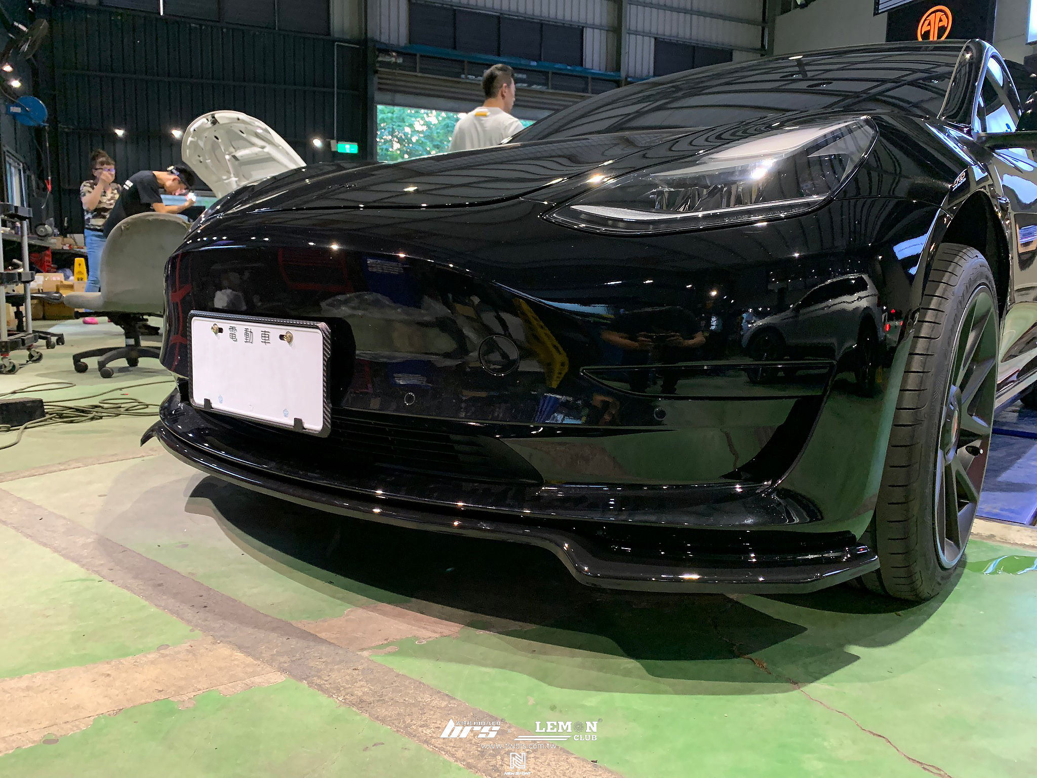 Tesla 安裝 類MAX後下擾流+類MAX前下巴