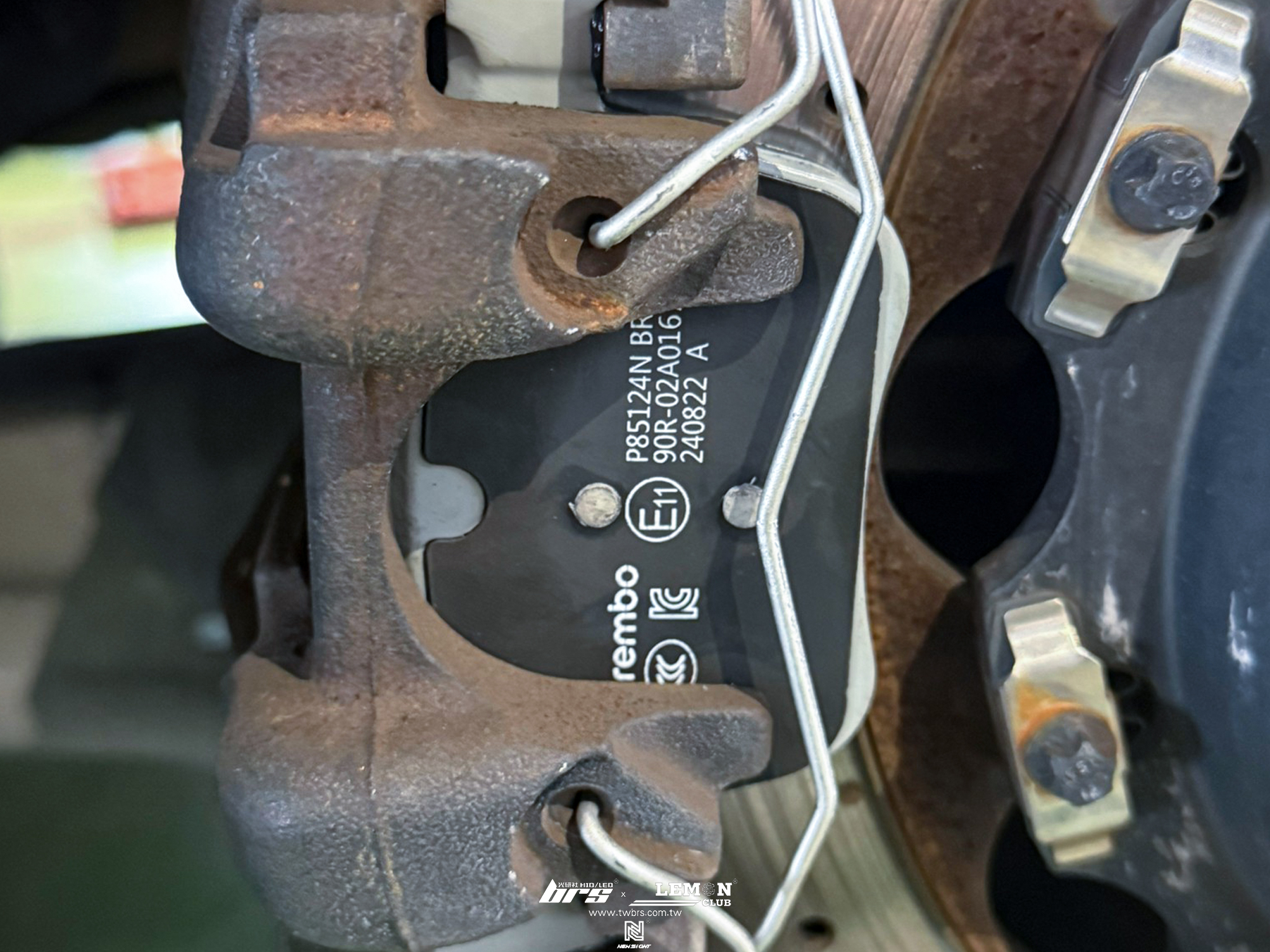 Skoda Superb 安裝 後Brembo來令片(黑皮)+雨刷噴水馬達+墊圈更換+雷達插頭更換