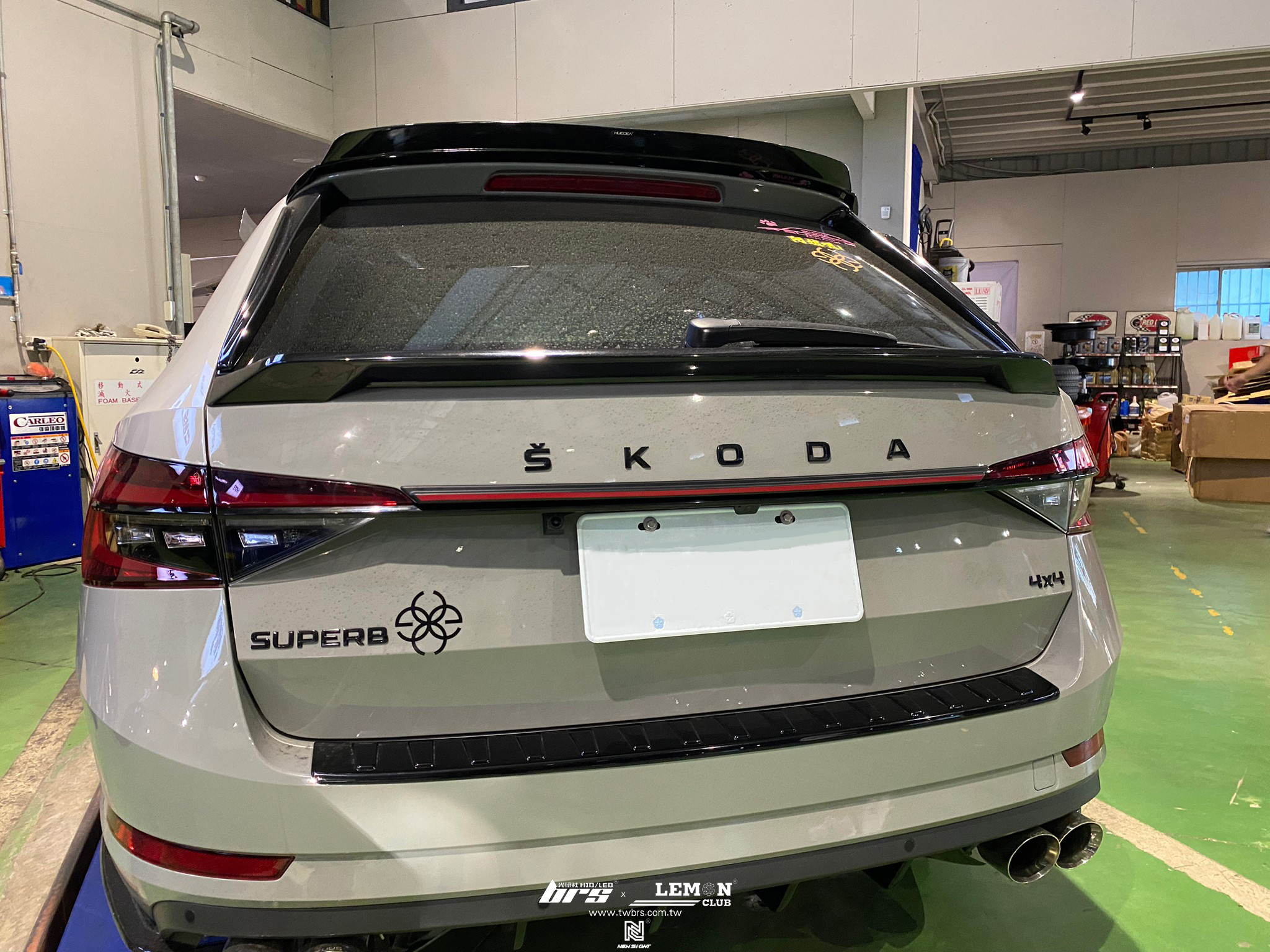 Skoda Superb 安裝 貫穿尾燈