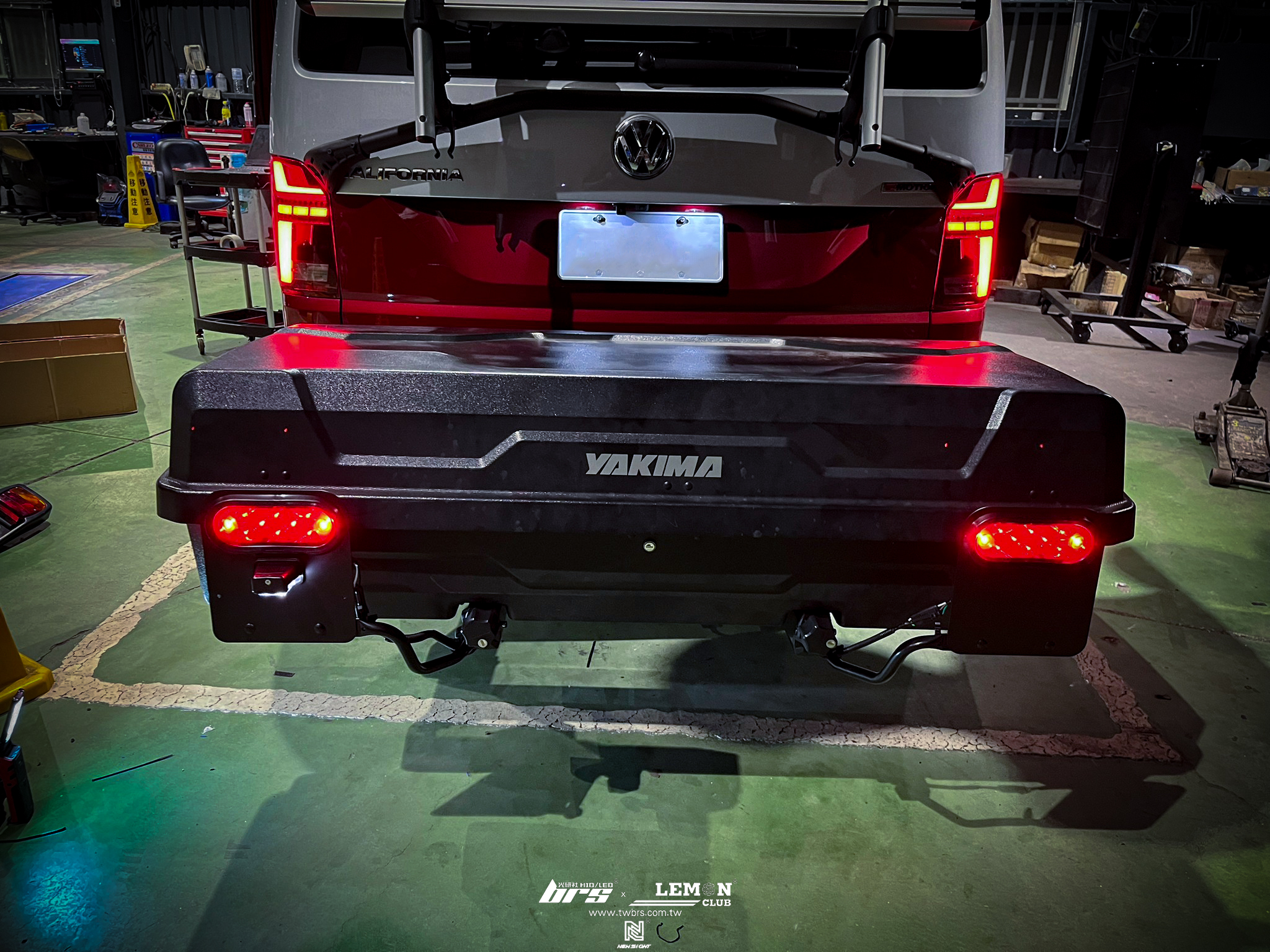 Volkswagen T6.1 安裝 YAKIMA EXO 懸掛裝置底座+YAKIMA EXO 系統專用後燈&amp;amp;牌照燈支架+YAKIMA EXO 托掛式行李箱