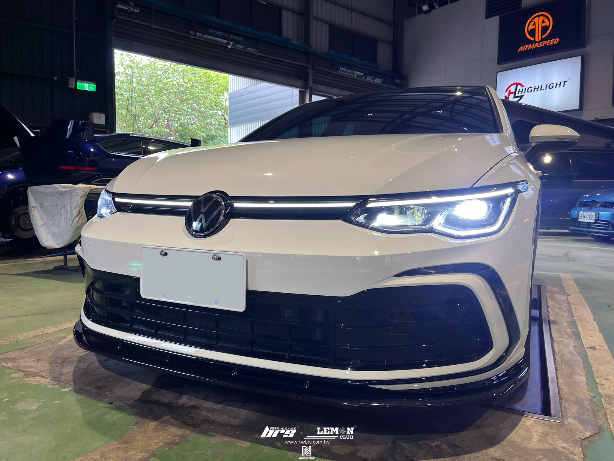 Volkswagen Golf 8 安裝 原廠R-Line前保桿+R-Line類MAX前下巴