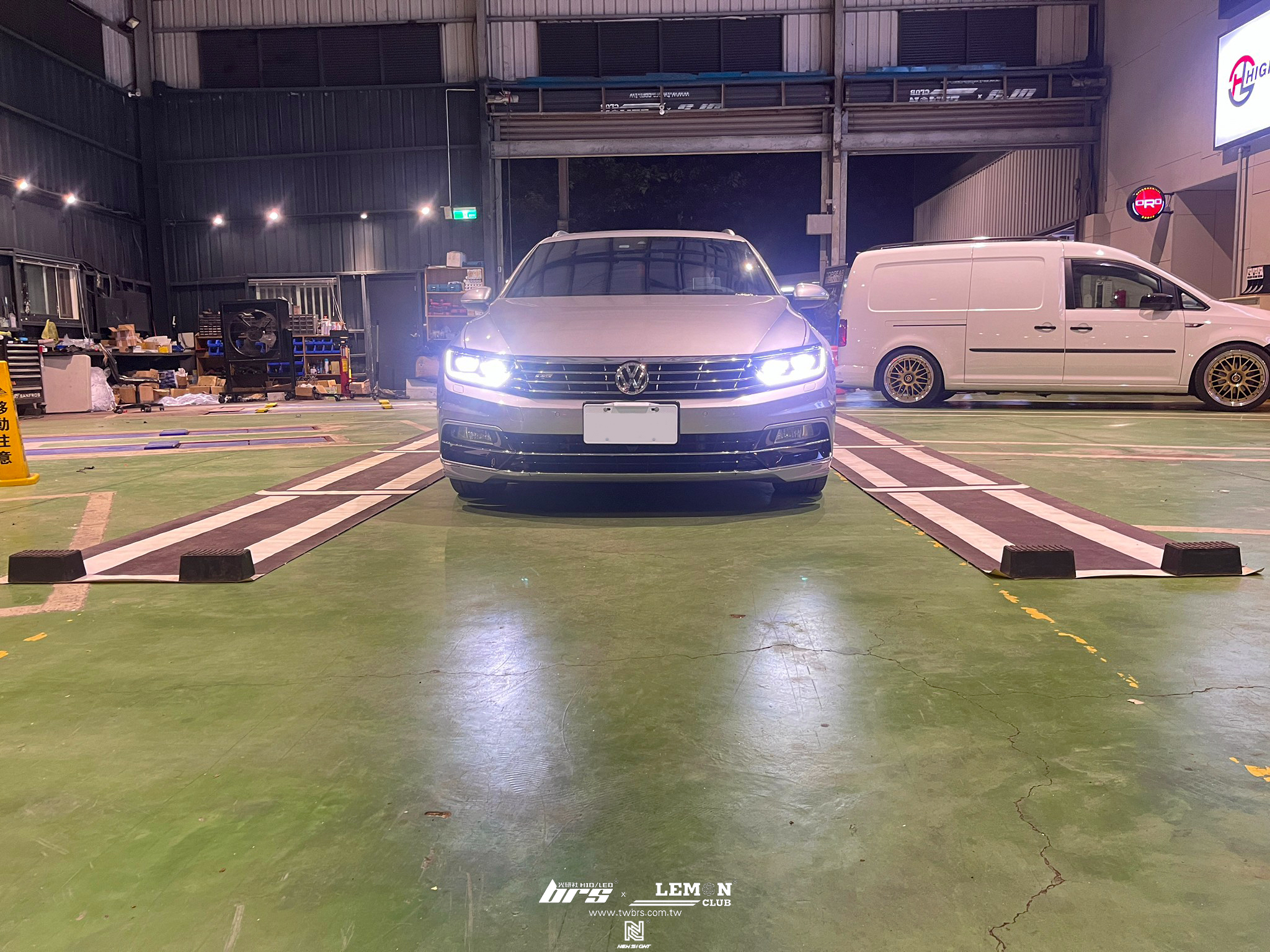 Volkswagen Passat 安裝 Leyo後雨刷移除塞+MQB原廠腳踢模組+鋁製DSG換檔頭組+原廠直接式胎壓系統搭配ORO金屬銀氣嘴+環景校正