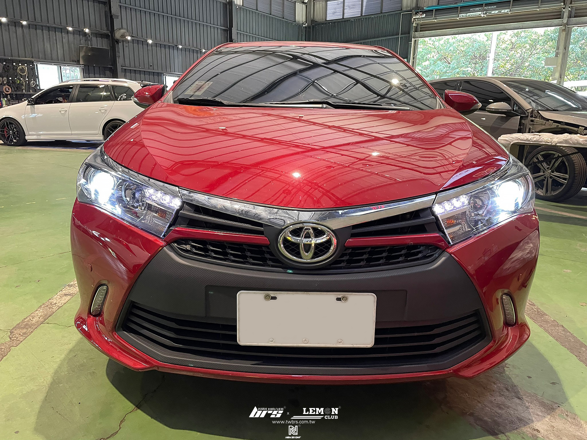 Toyota Altis 安裝 魚眼大燈總成-黑底款