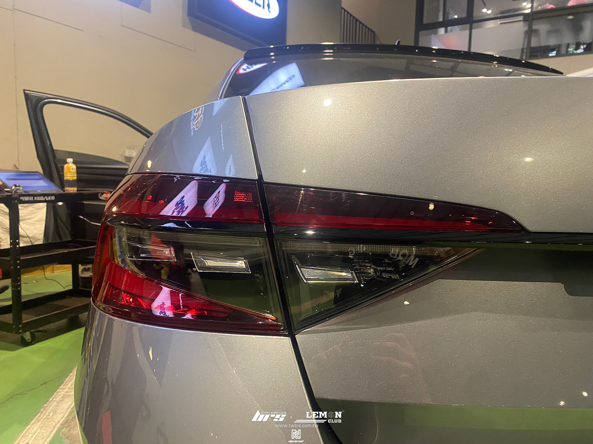 Skoda Superb 安裝 3.5代尾燈+把手式倒車顯影鏡頭