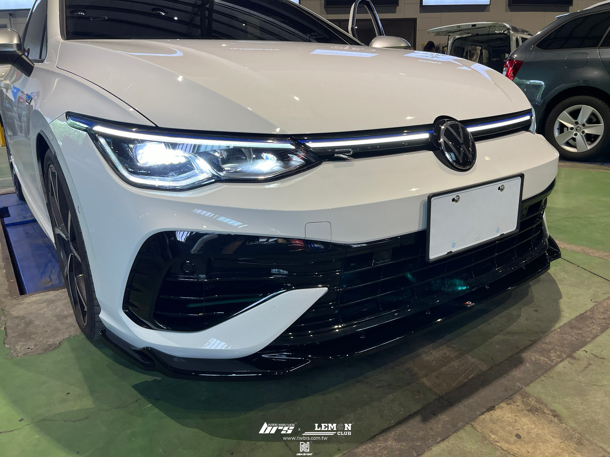 Volkswagen Golf 8 Variant R 安裝 類MAX前下巴+Maxton Design標
