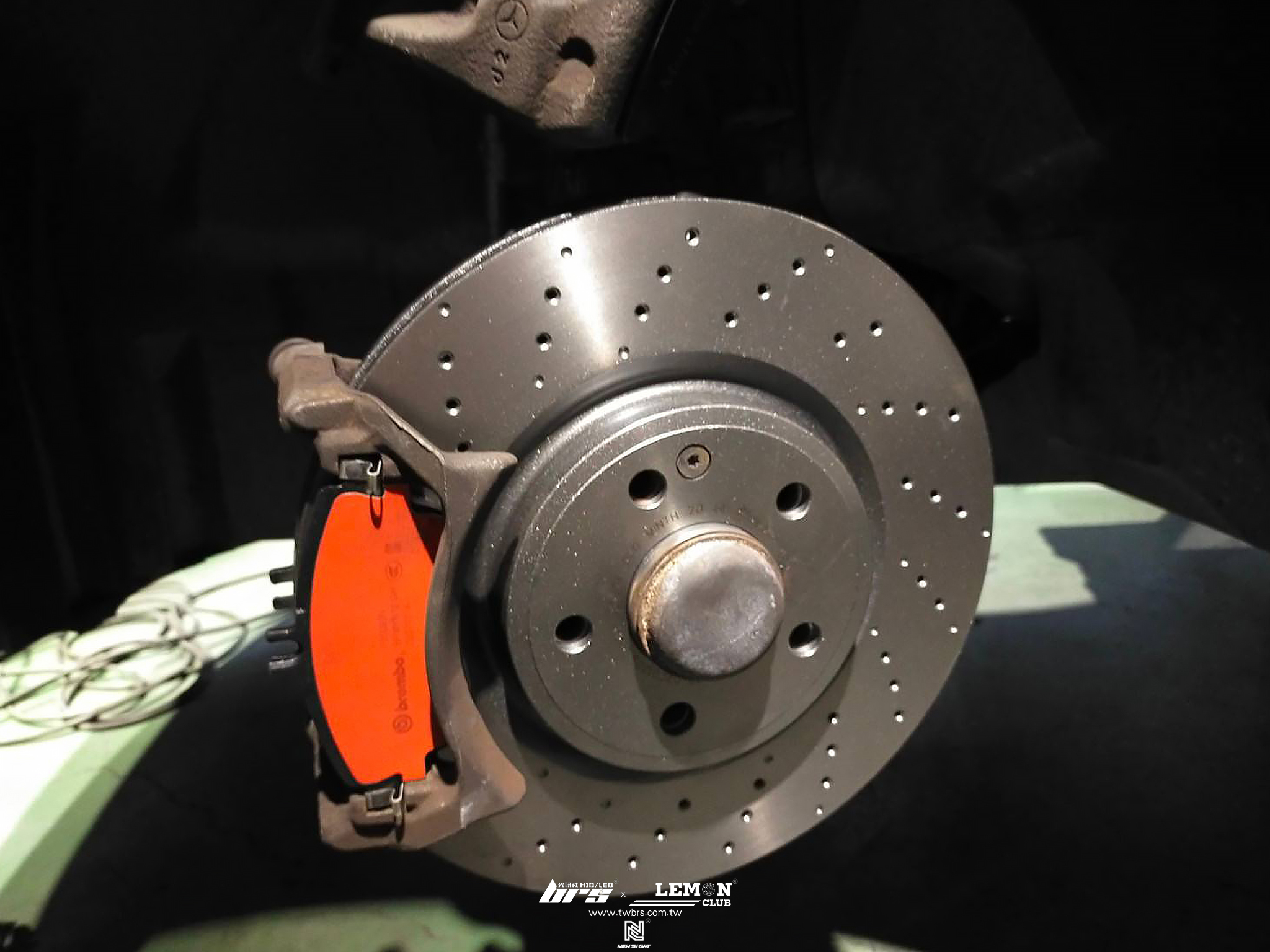 Benz W117 安裝 前Brembo320x30碟盤+後OZ-Zimmermann碟盤+前後Brembo來令片(紅皮)