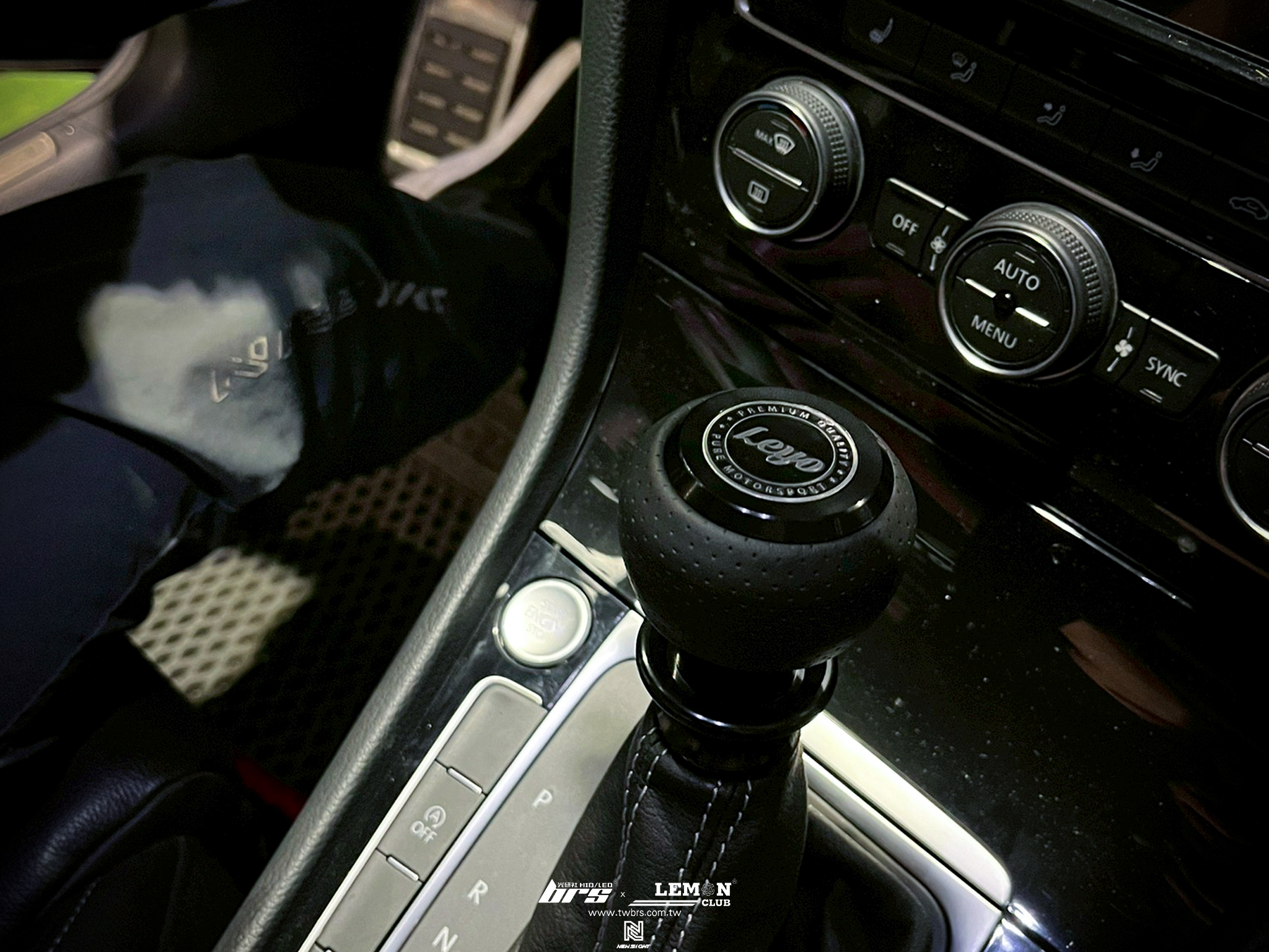 Volkswagen Golf Variant 7.5 安裝 Leyo皮革自排排檔頭