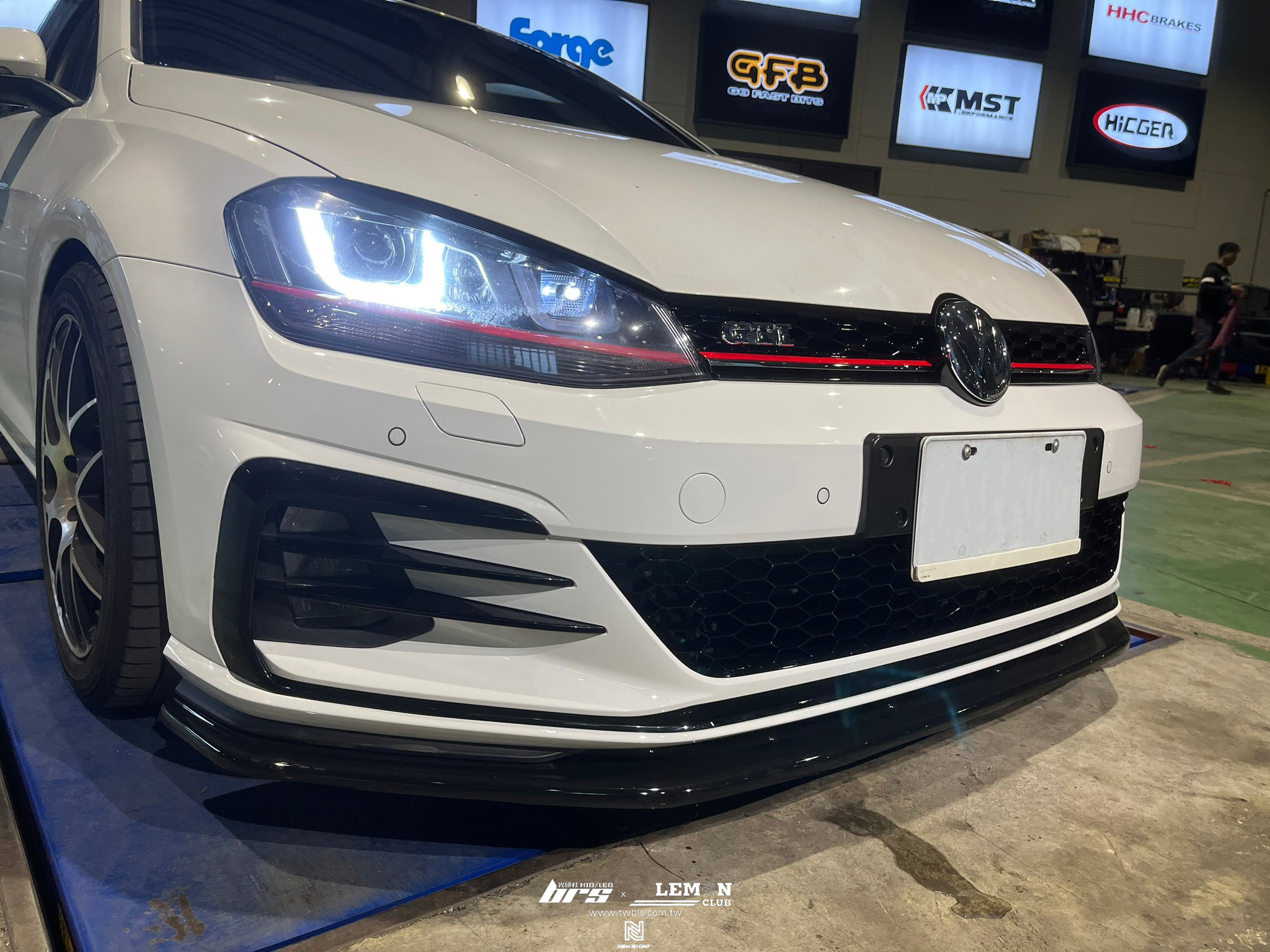 Volkswagen Golf 7 安裝 7改7.5GTI樣式前保桿+7.5GTI紅線水箱罩+鋼琴黑夜色套件