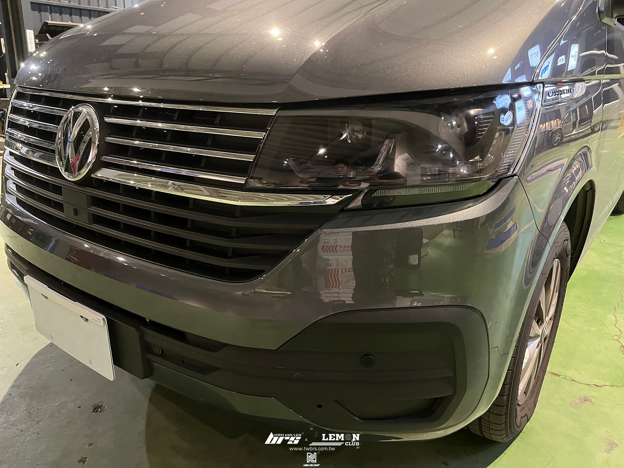 Volkswagen T6.1 安裝 燻黑魚眼大燈總成
