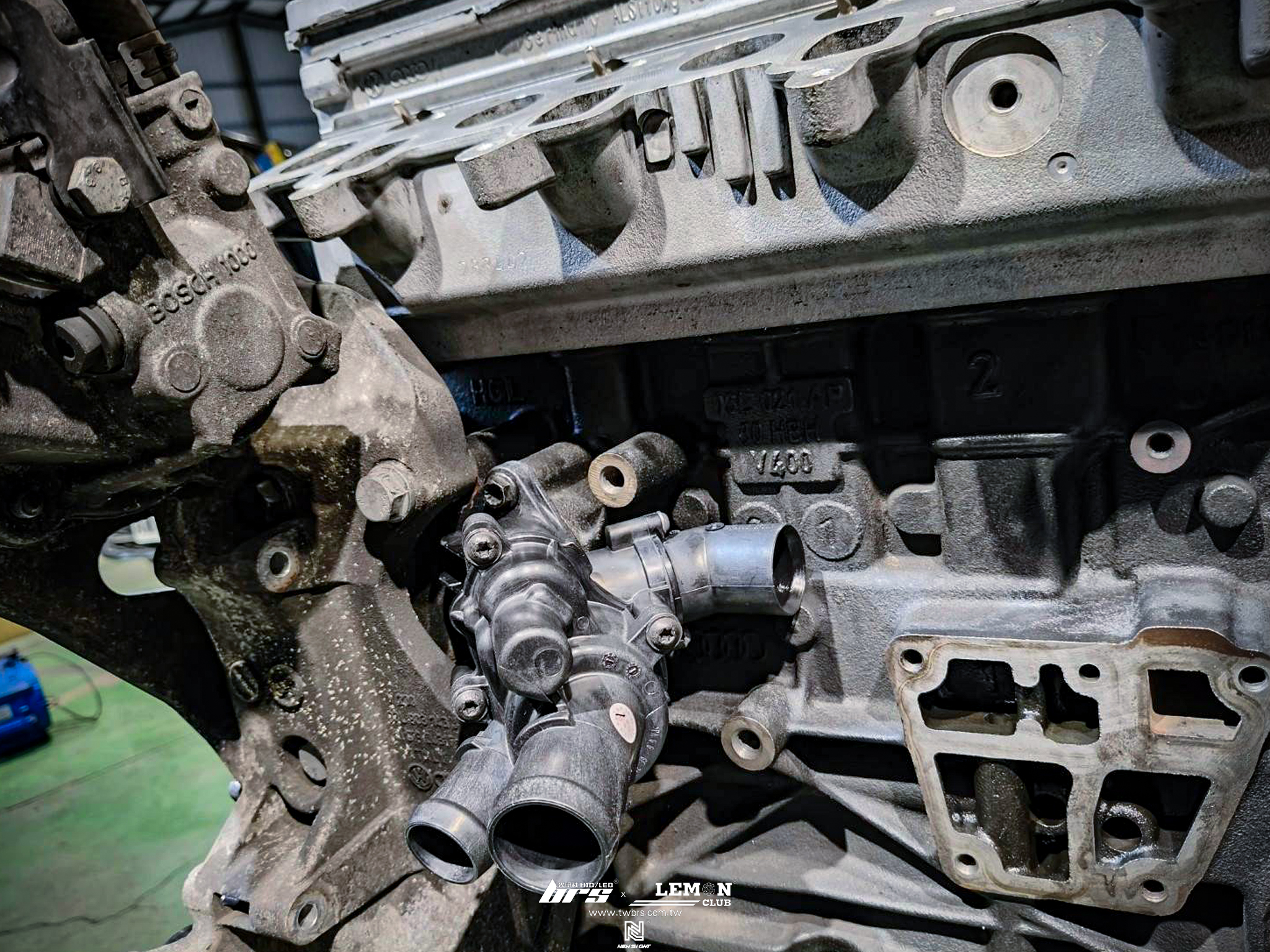 Volkswagen T5 保養 引擎本體研磨+汽缸床墊片更換+側水管座更換+節溫器更換+汽門室蓋墊片更換+機油冷卻器更換+水管更換+噴油嘴墊片+油封更換+廢氣管更換+汽門室蓋墊片更換