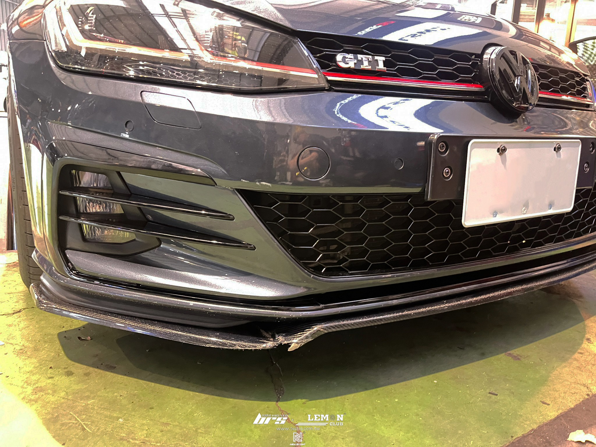 Volkswagen Golf 7.5 GTI 安裝 前保桿夜色套件