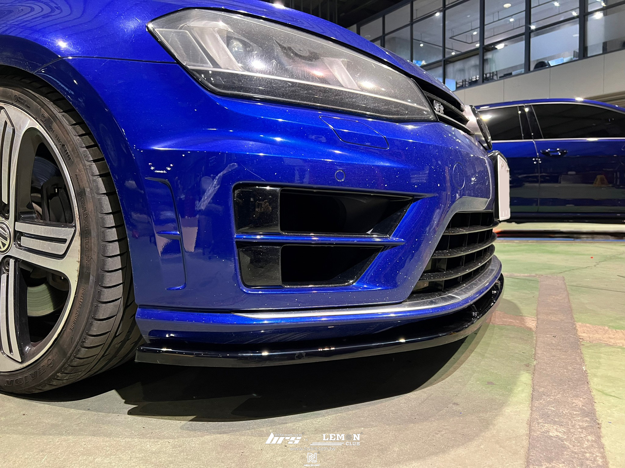 Volkswagen Golf 7 R 安裝 MAXTON前下巴+前黑標