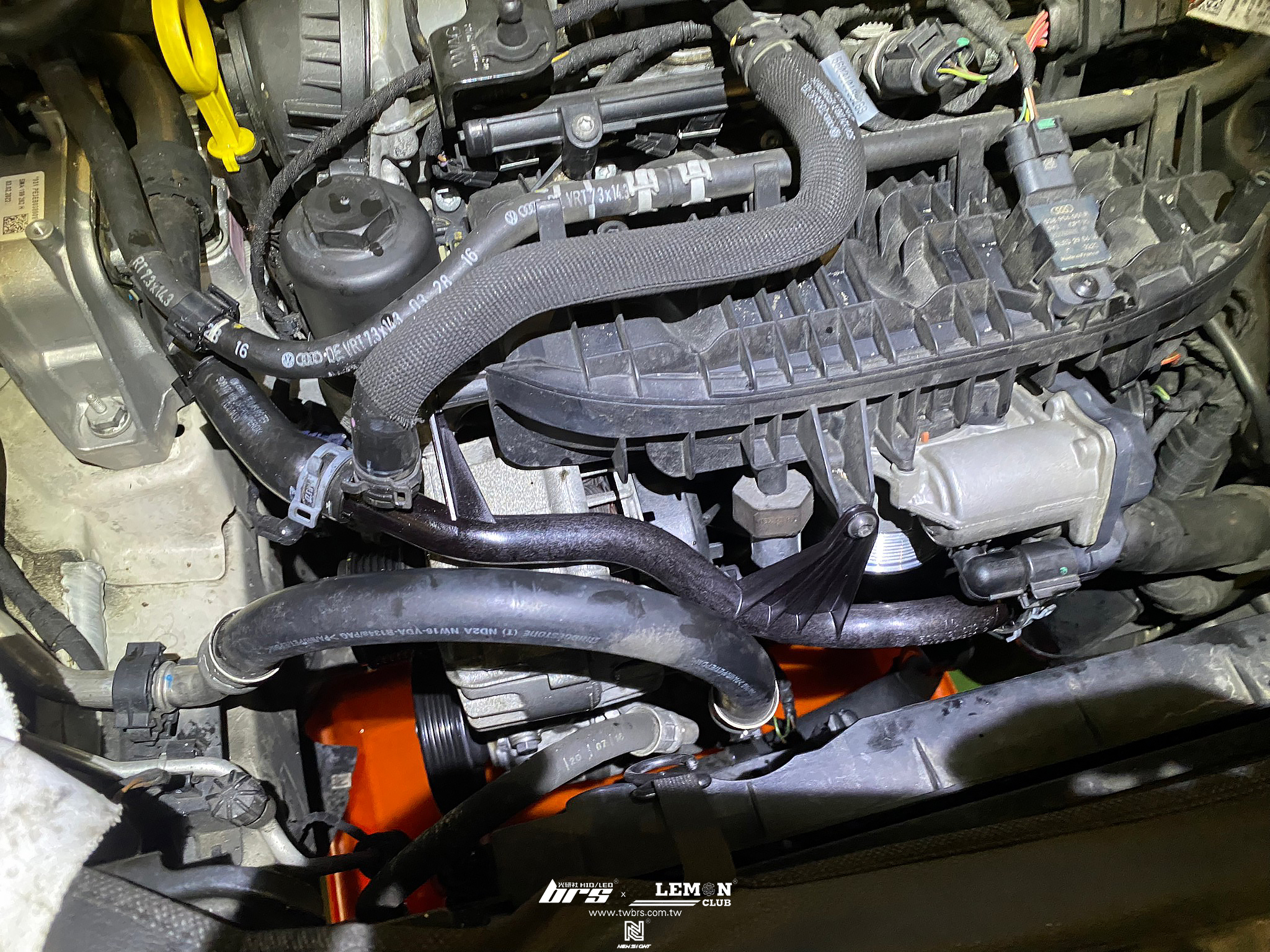 Skoda Superb 保養(原廠機油濾芯+空氣濾芯+三叉水管+杏合醫療級MQB冷氣空調濾芯+引擎腳+變速箱腳+單一皮帶+惰輪+VARTA華達電瓶)+節氣門清洗+冷氣循環清洗+蒸發器清洗