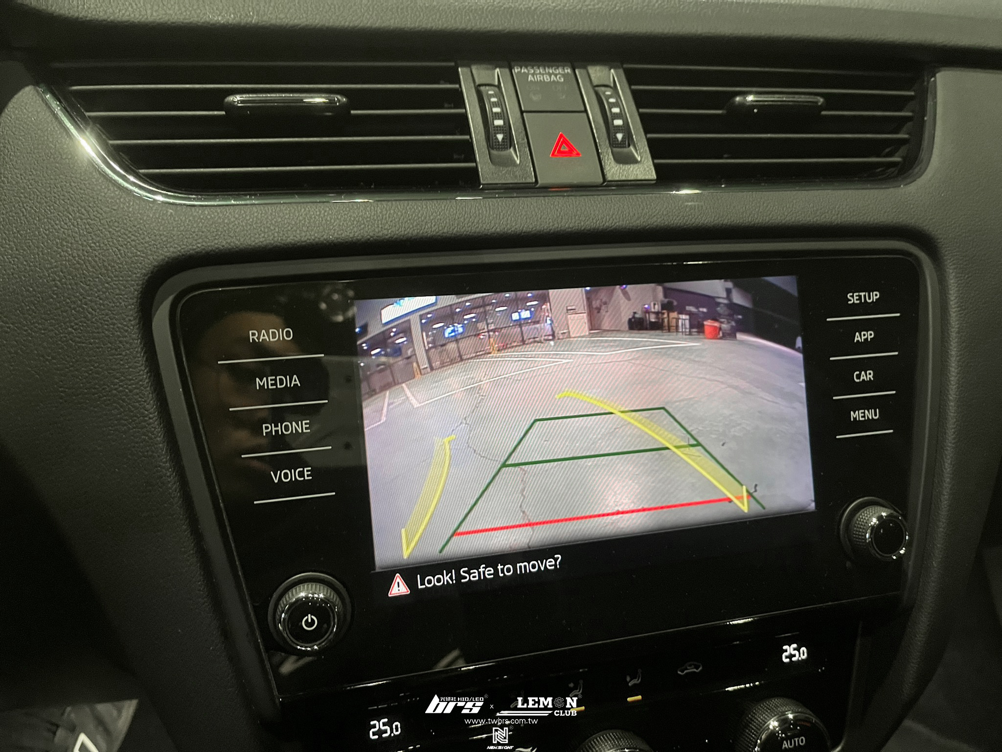 Skoda Octavia 安裝 副廠把手式倒車顯影鏡頭-軌跡版