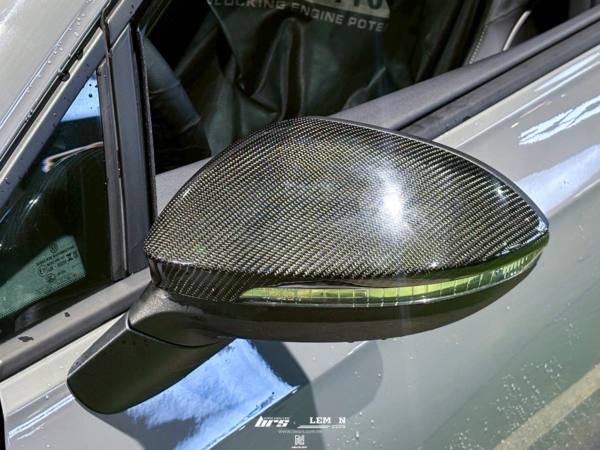 Volkswagen Golf 8 安裝 發光廠徽+副廠碳纖維後視鏡蓋