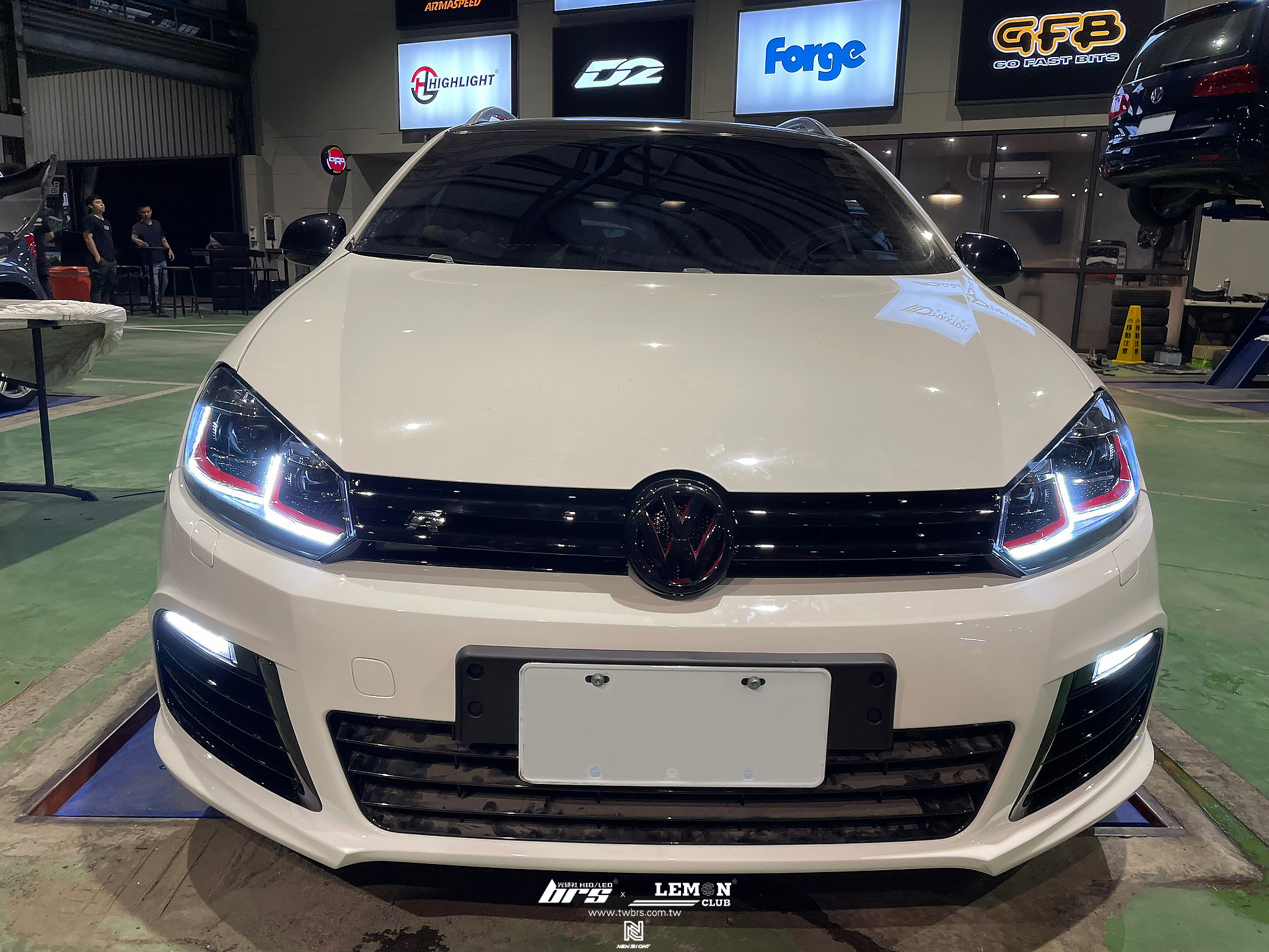 Volkswagen Golf 6 安裝 R20前保桿+右前大燈下支架+右側葉子板+大燈燈殼+後視鏡流水方向燈+水箱罩含標誌+ABS煞車油更換