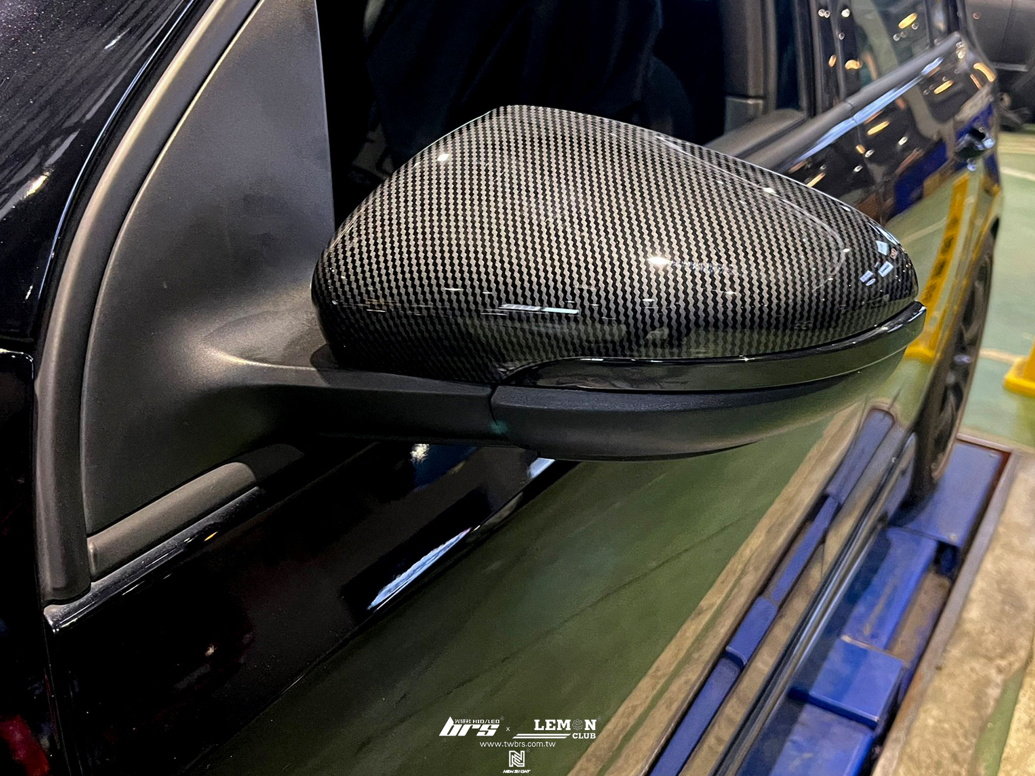 Volkswagen Golf 6 安裝 水轉印碳纖維後視鏡蓋+後視鏡流水方向燈