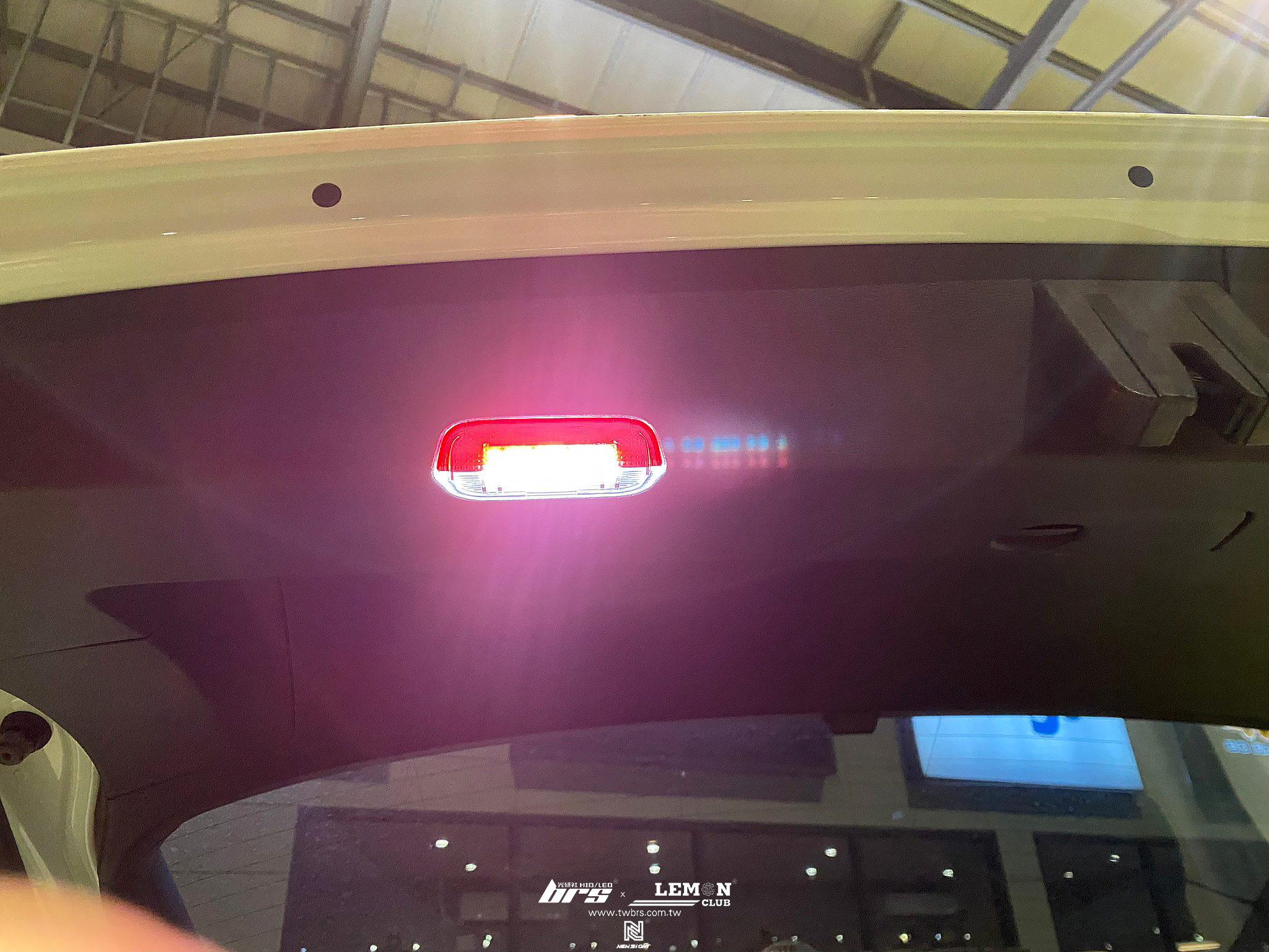 Volkswagen New Tiguan 安裝 後車門警示照明燈