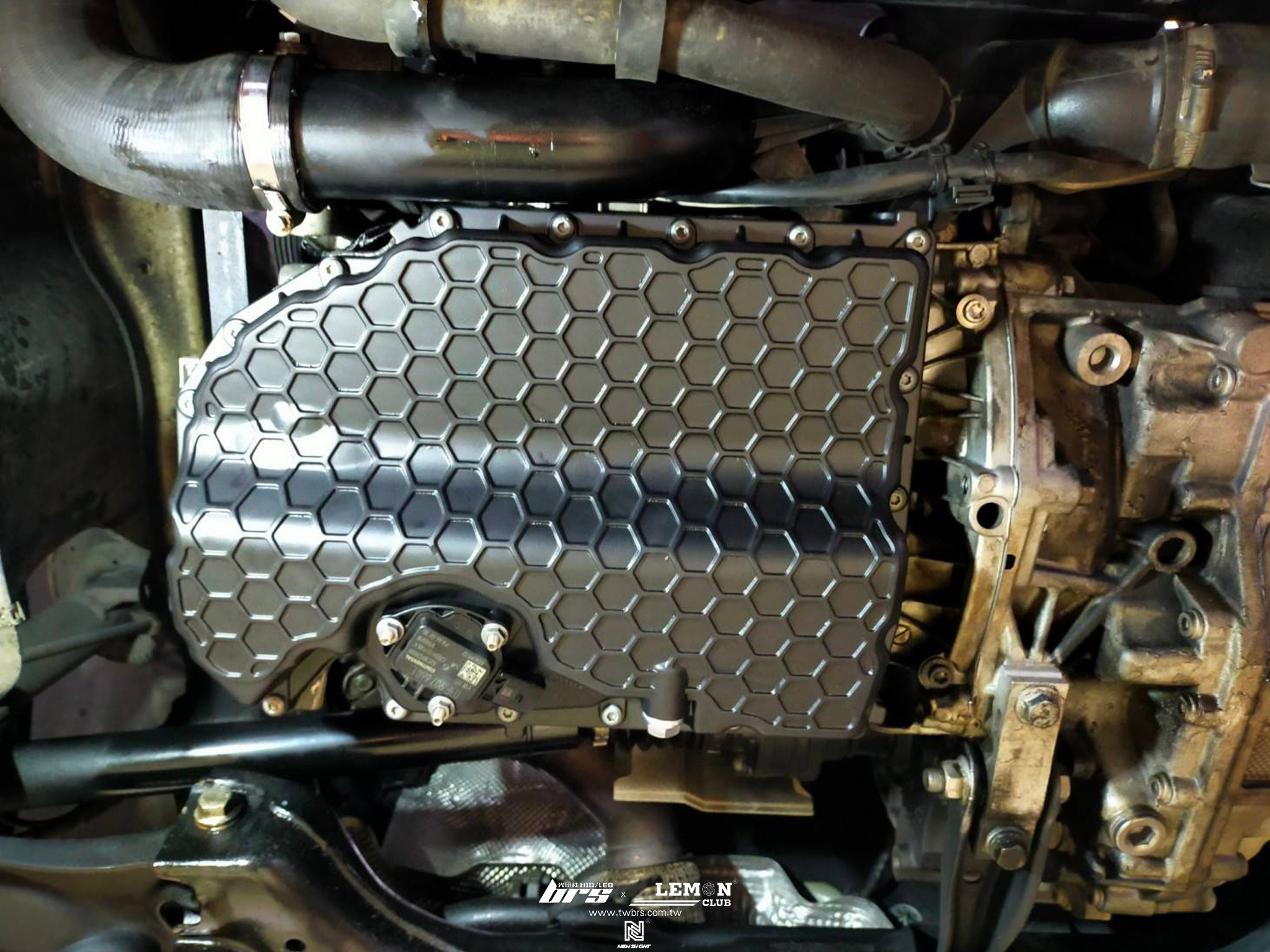 Skoda Superb 保養(Rheinol萊茵機油5W30+原廠機油芯+原廠機油芯座墊片更換+節溫器更換+水泵浦更換+短水管更換+機油冷卻器更換)+EA888鋁合金原廠型油底殼