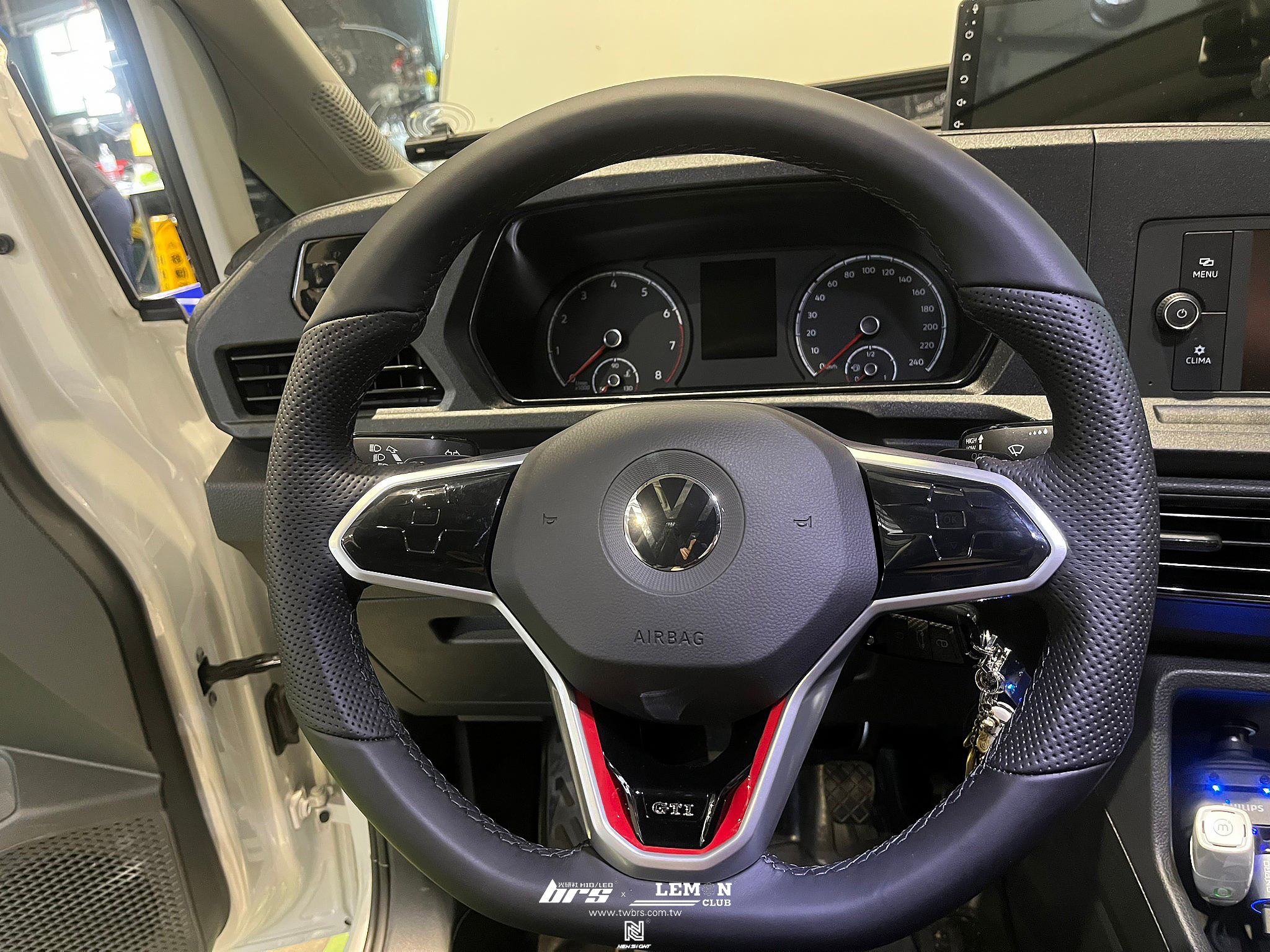 Volkswagen Caddy Cargo 安裝 Leyo皮革排檔頭+Leyo排檔頭飾片+觸碰方向盤+方向盤氣囊