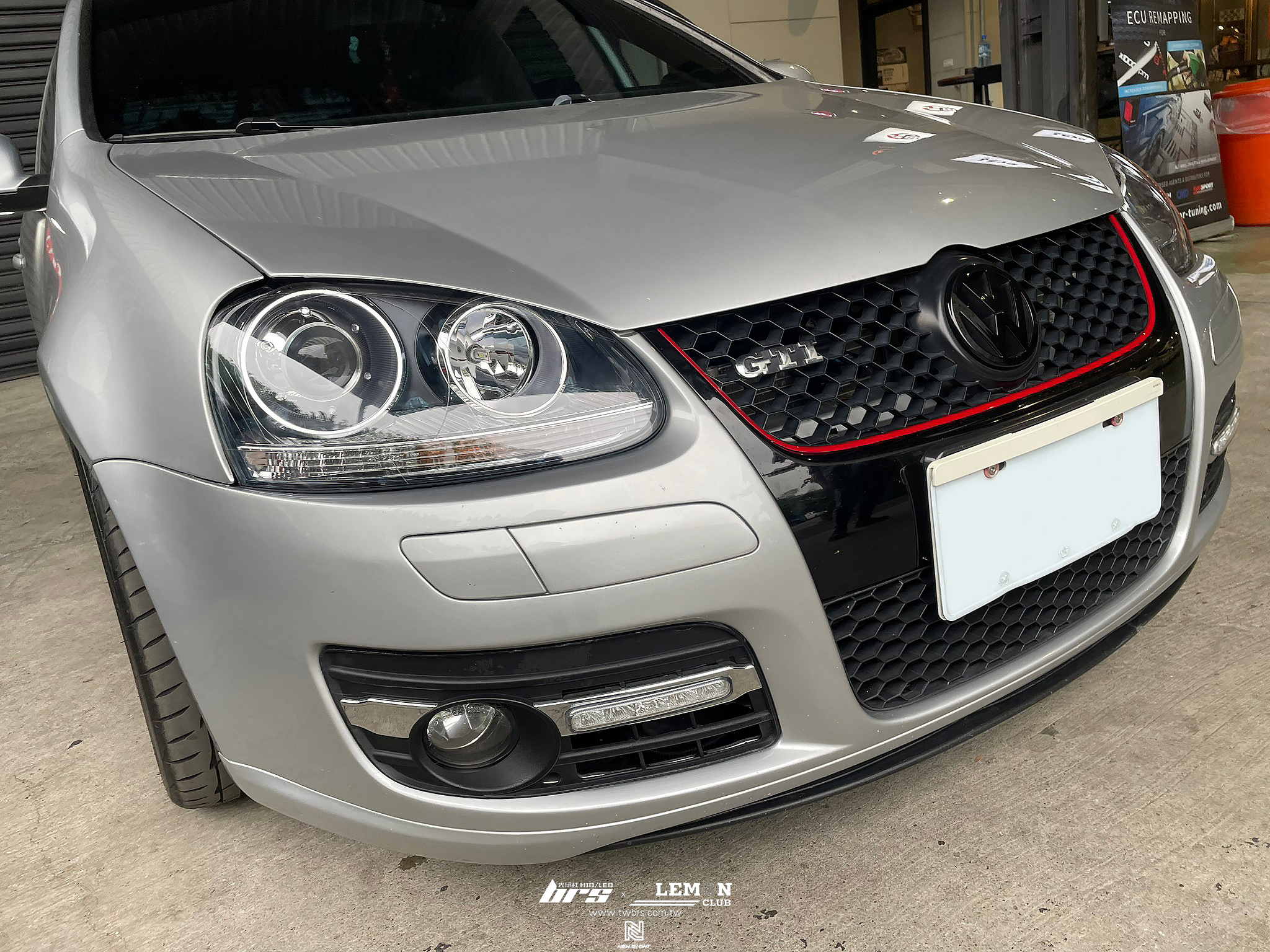 Volkswagen Golf 5 安裝 GTI大燈總成+T10 LED燈炮