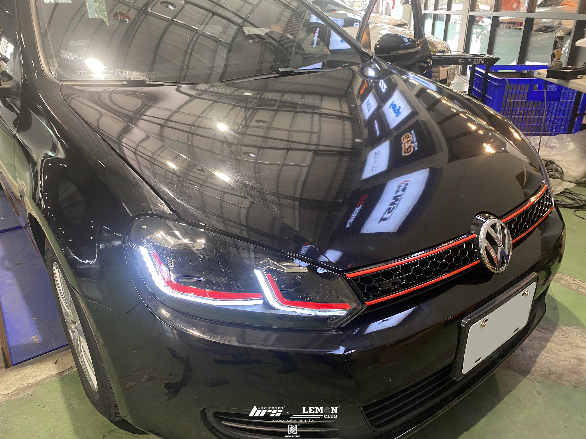 Volkswagen Golf 6 安裝 倒車翻蓋鏡頭(軌跡版)+6改7.5紅線魚眼大燈總成+GTI水箱罩+尾燈+MIB音響主機螢幕+大燈支架更換